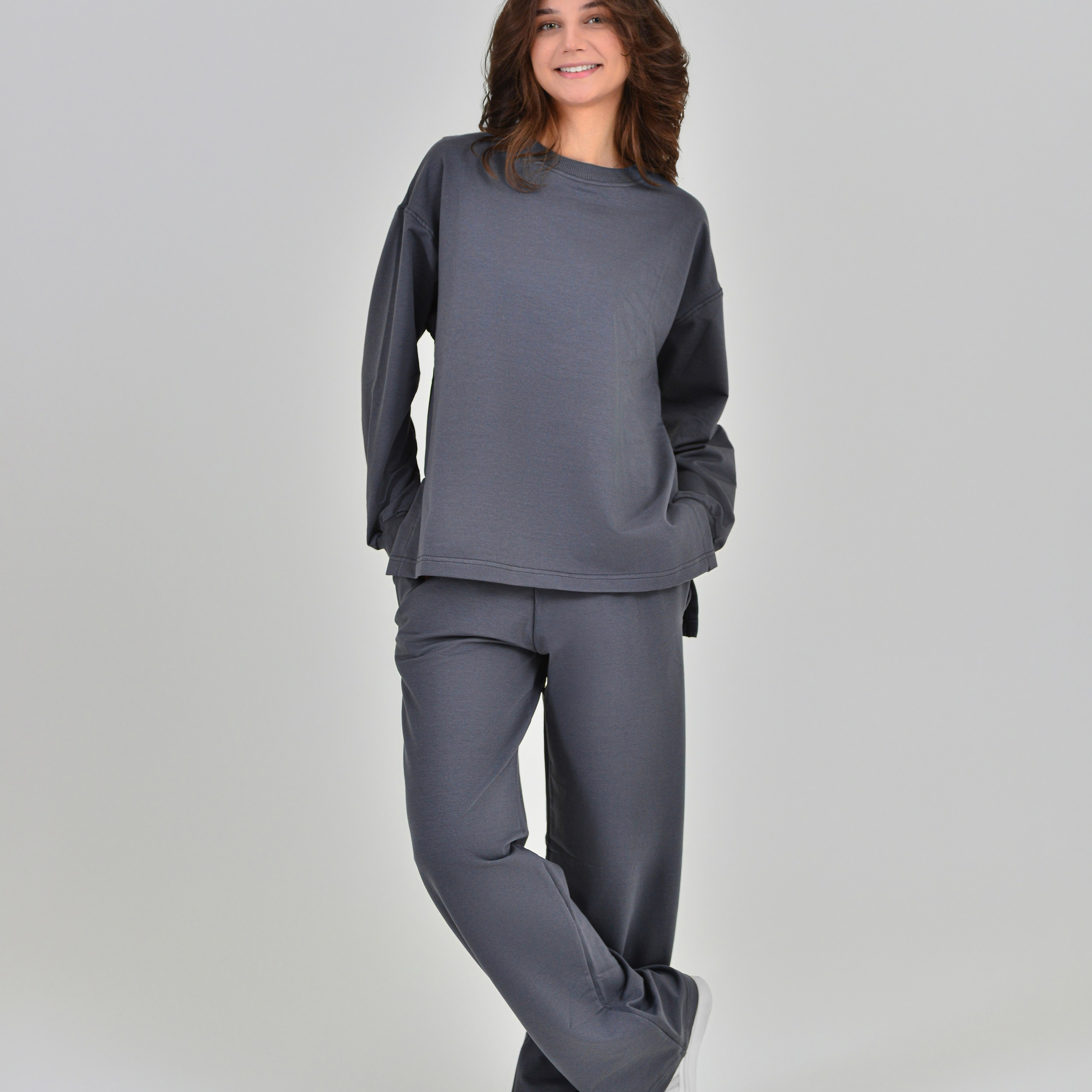 Съемка женской одежды в минималистичном интерьере для акцента на дизайне