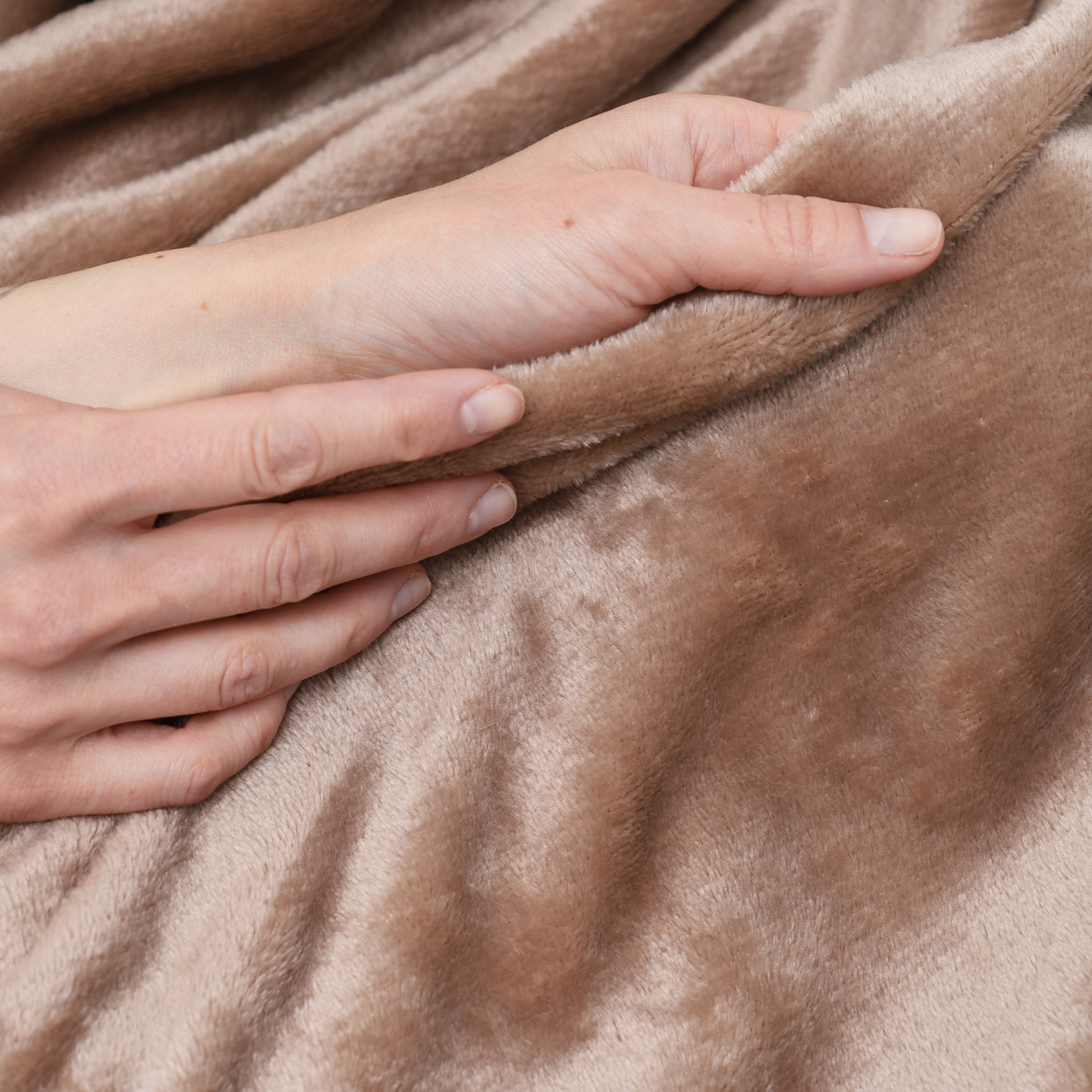 Эстетичная съемка, передающая нежность и легкость постельных тканей.