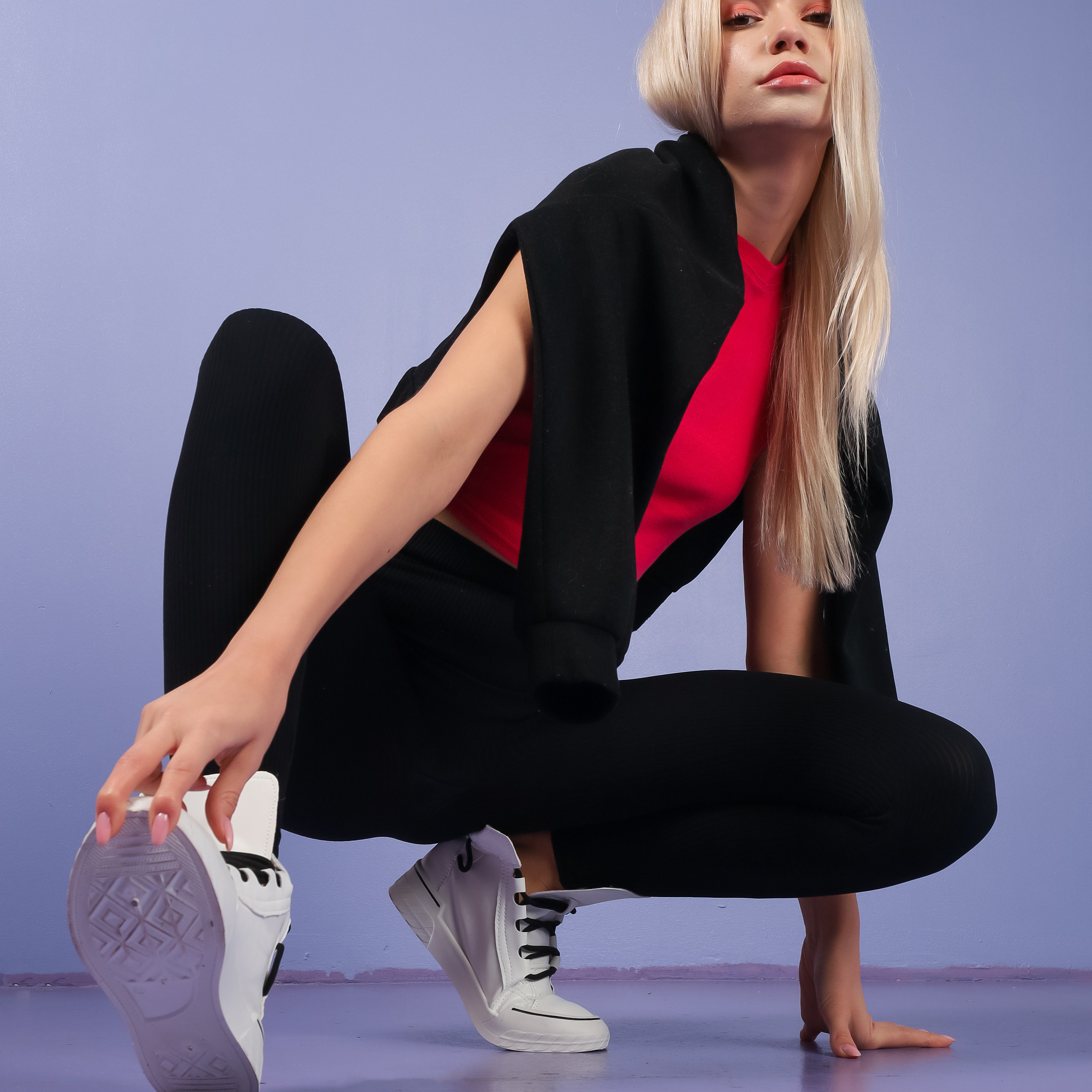 Предметное фото обуви - стильные и комфортные пары для вашего повседневного образа.