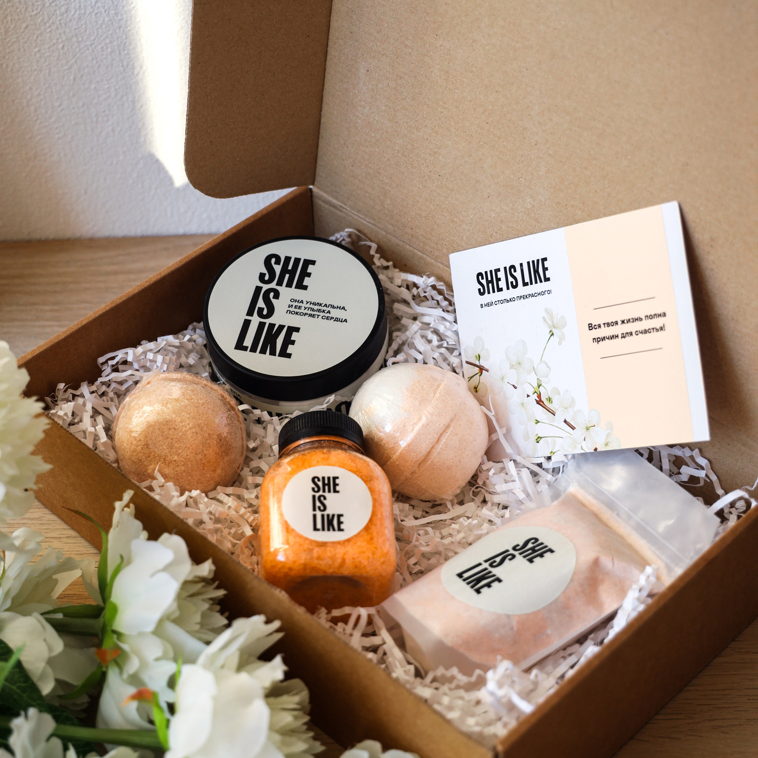 Предметная съемка подарочных наборов, акцентирующая на элегантной упаковке и содержимом.