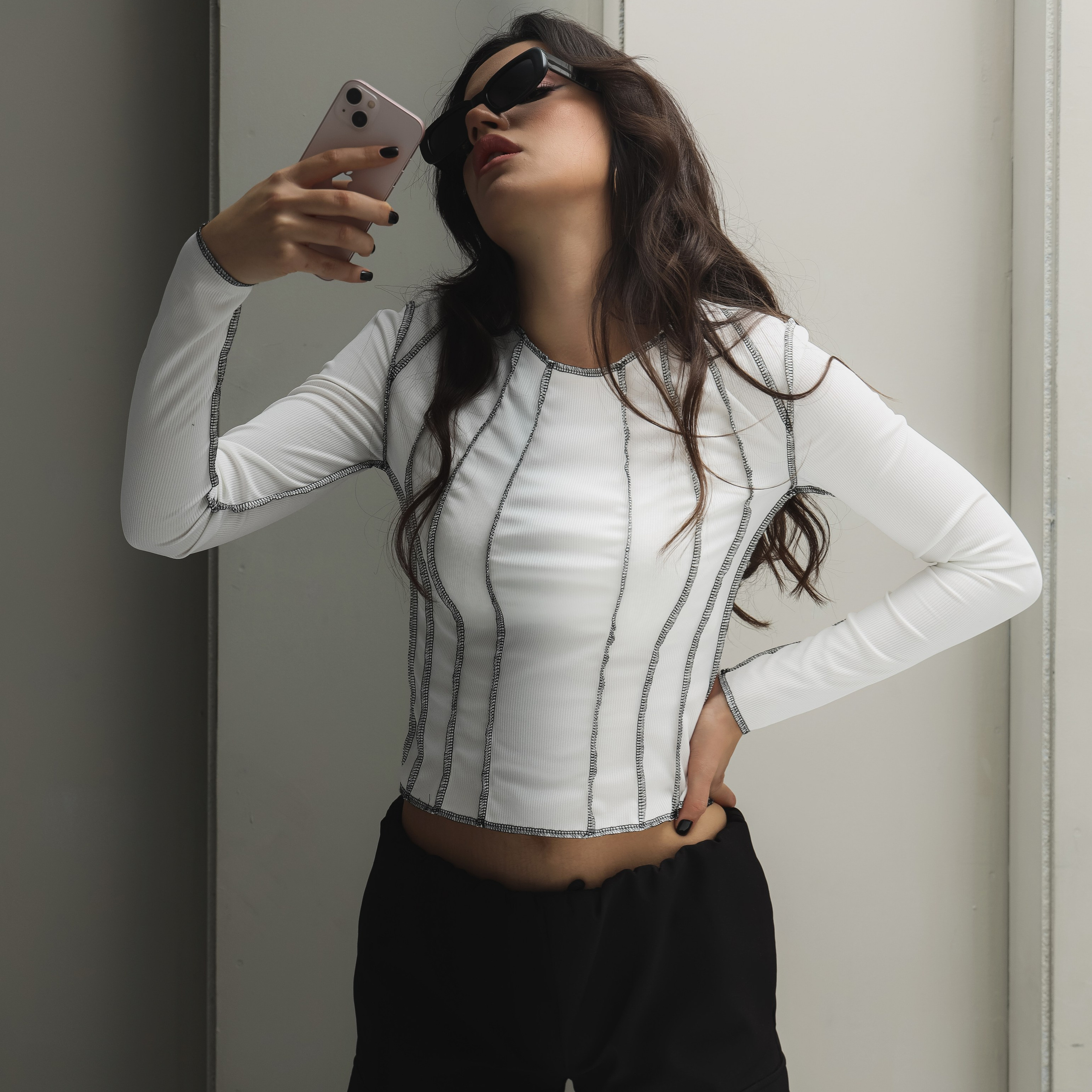 Профессиональная съемка для акцента на функциональности и комфорте нарядов