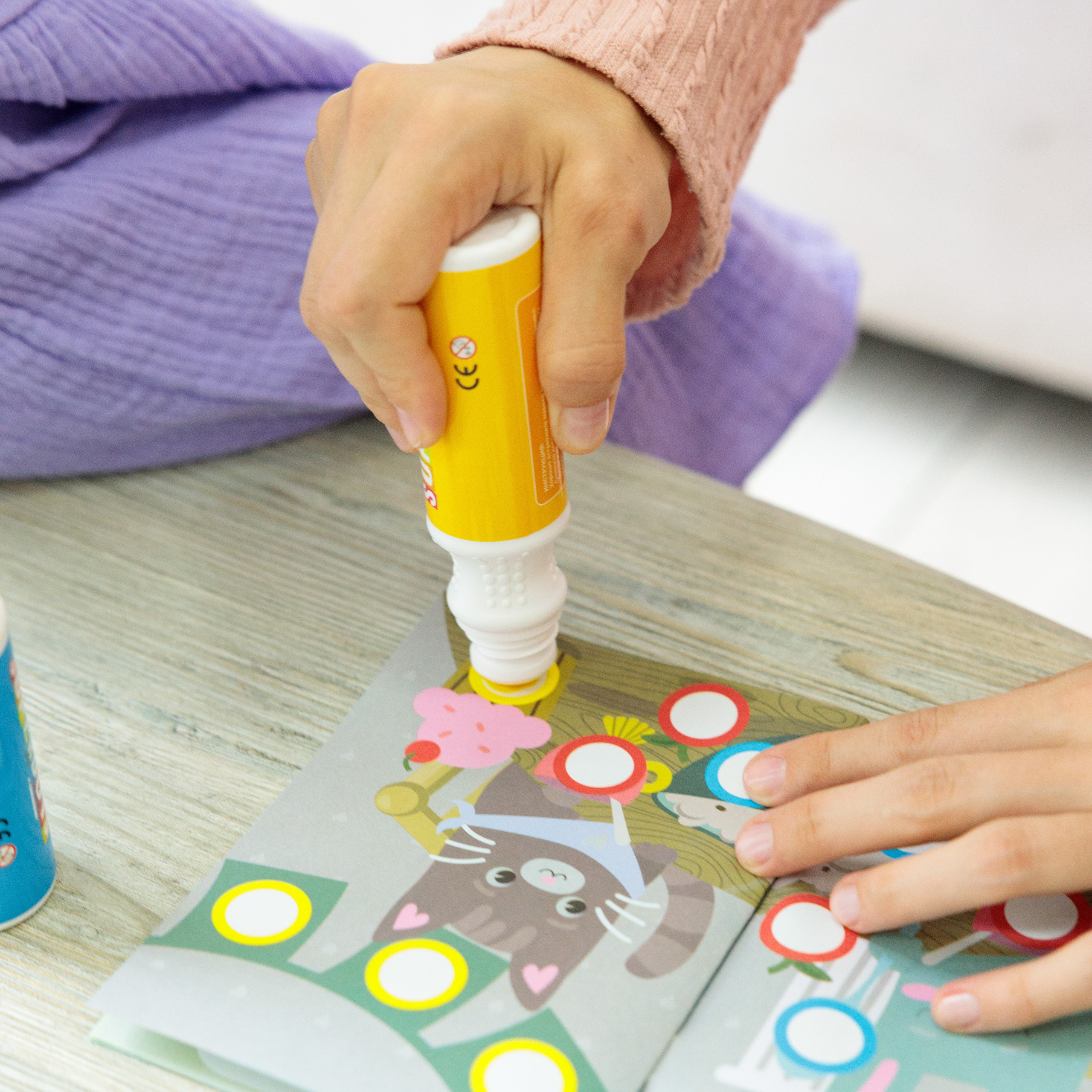 Предметная съемка детских товаров, акцентирующая на гармонии между игрой и обучением.