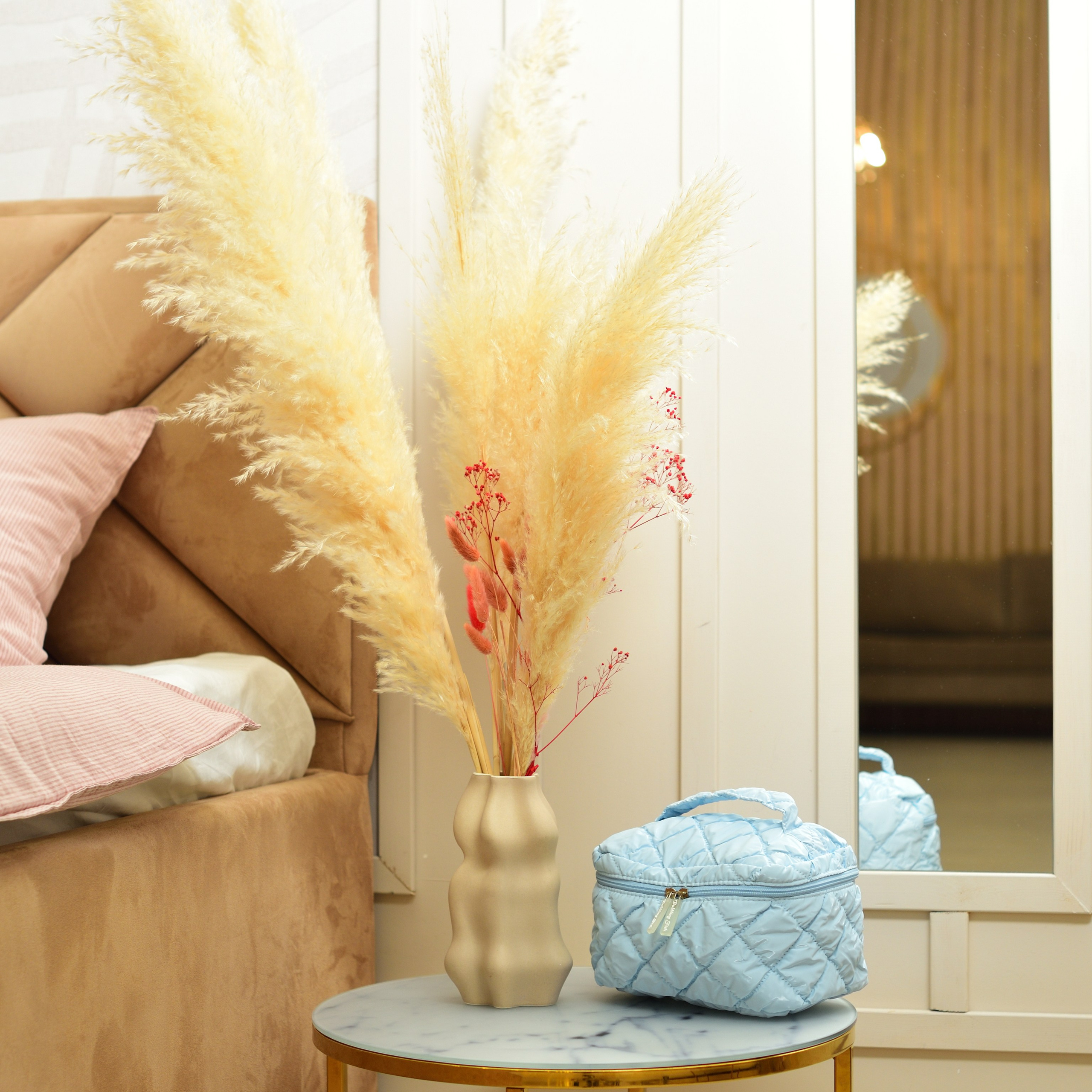 Съемка сумок в интерьере для передачи их гармонии с домашним стилем.