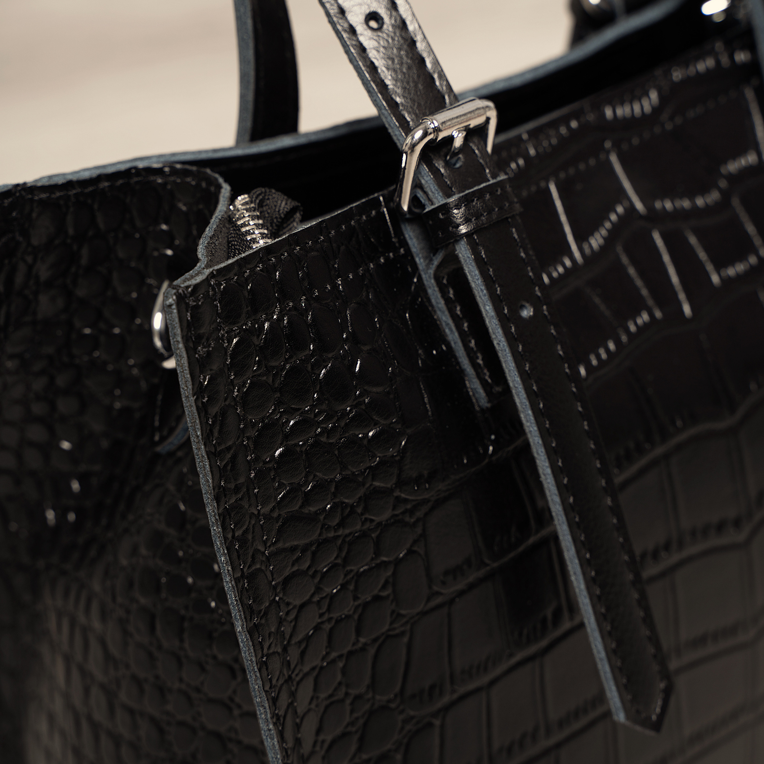 Предметное фото сумок - изысканные аксессуары для вашего образа.