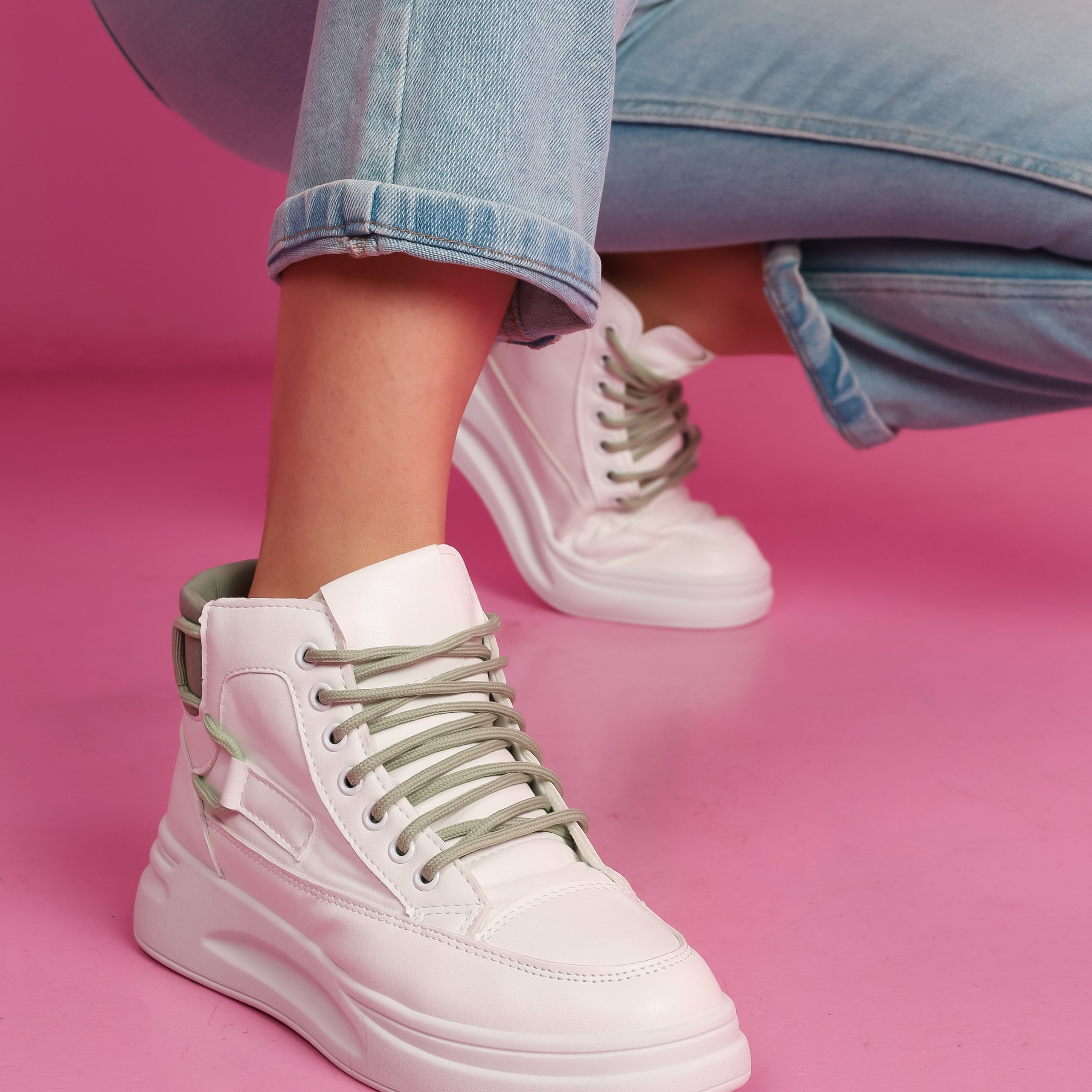 Предметное фото обуви - удобные и функциональные пары для вашего комфорта и уверенности.