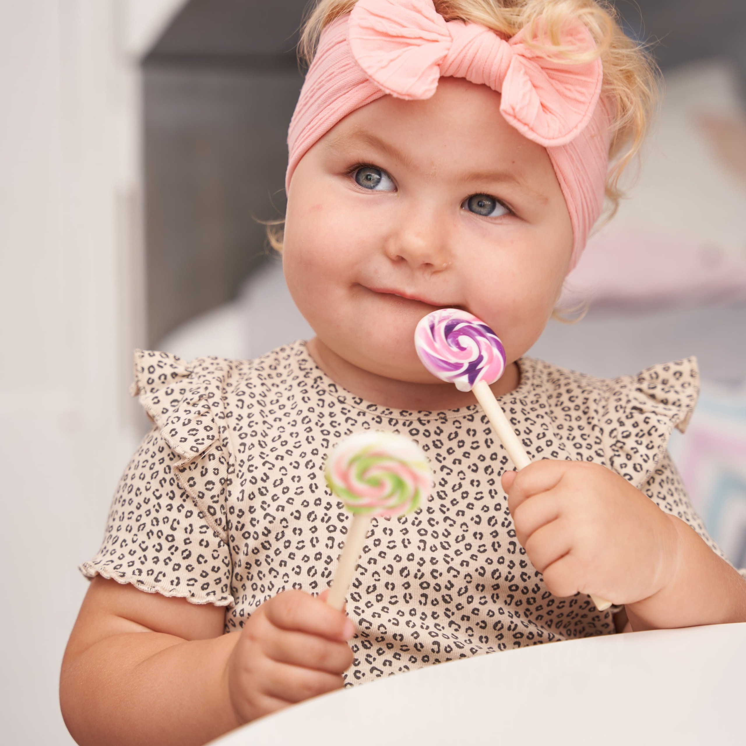 Предметная съемка детских товаров в композиции с аксессуарами, акцент на многофункциональности.