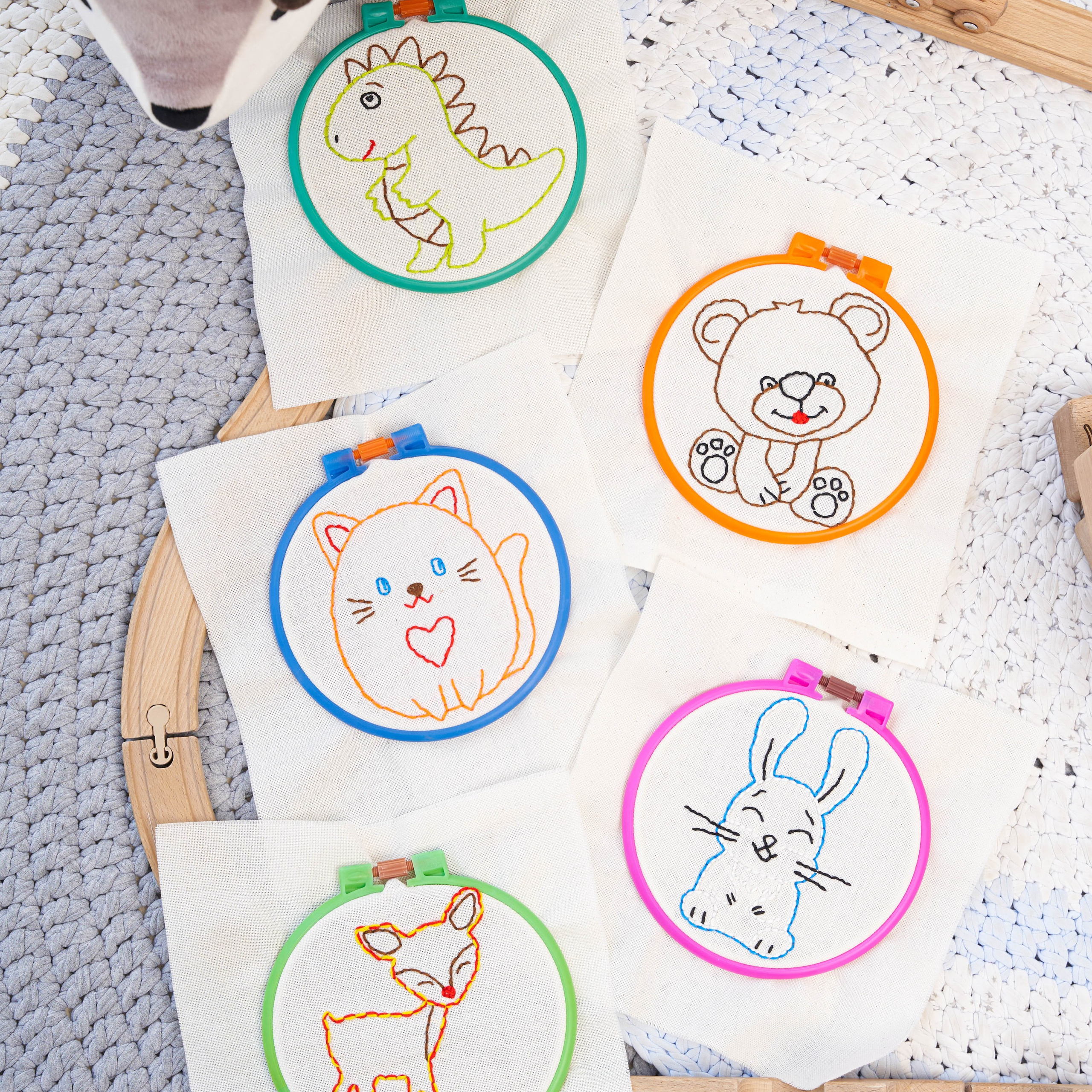 Предметное фото товаров для хобби - аксессуары для развития ваших творческих навыков.