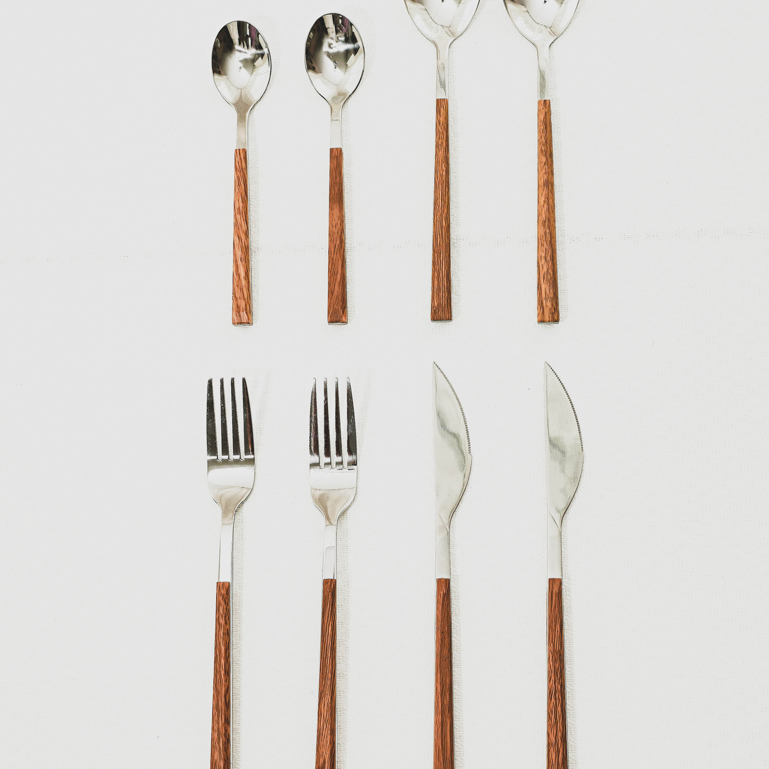 Предметное фото - разнообразие функциональной и стильной кухонной утвари.