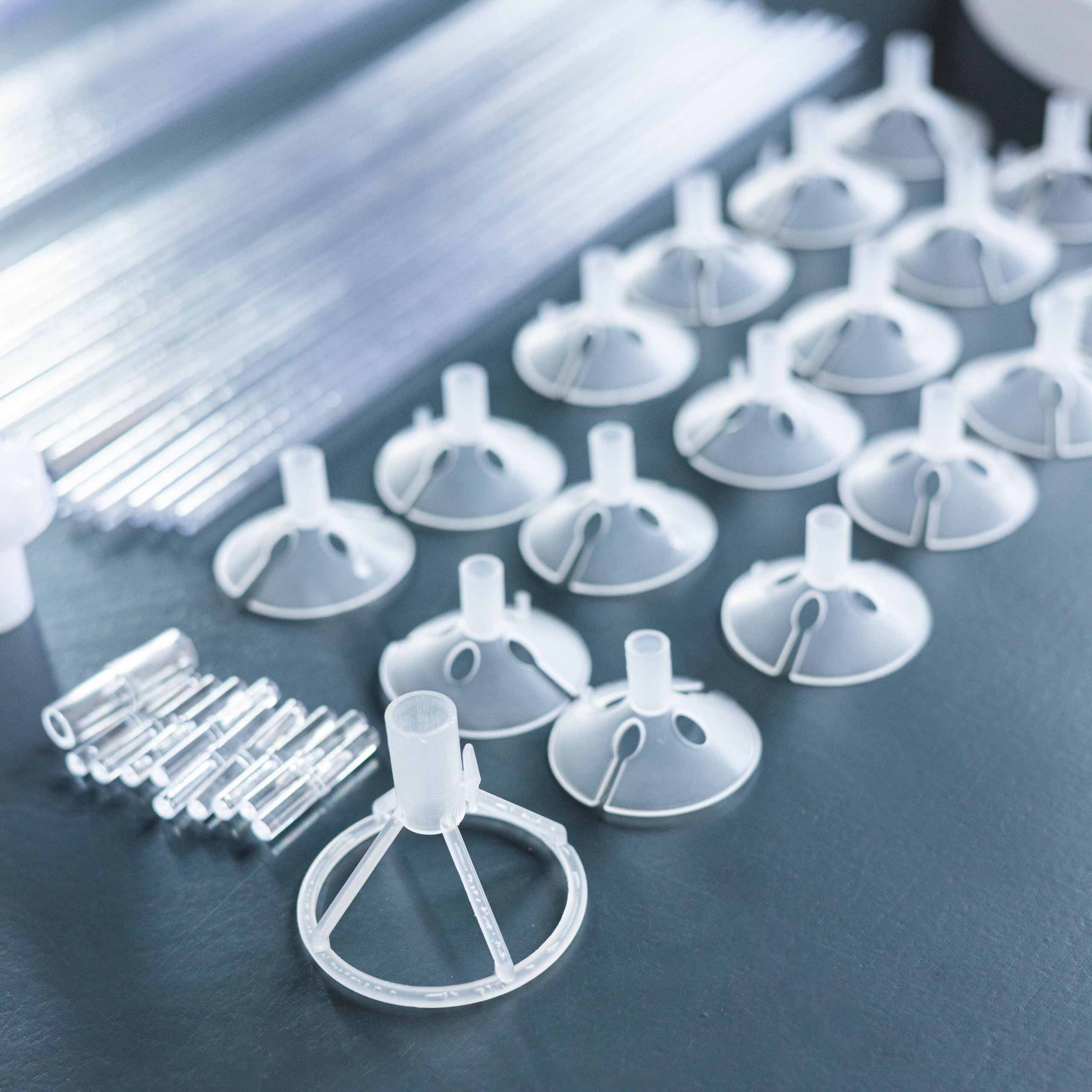 Предметное фото праздничных шаров - капли веселья и счастья, летающие в воздухе и создающие атмосферу волшебства.