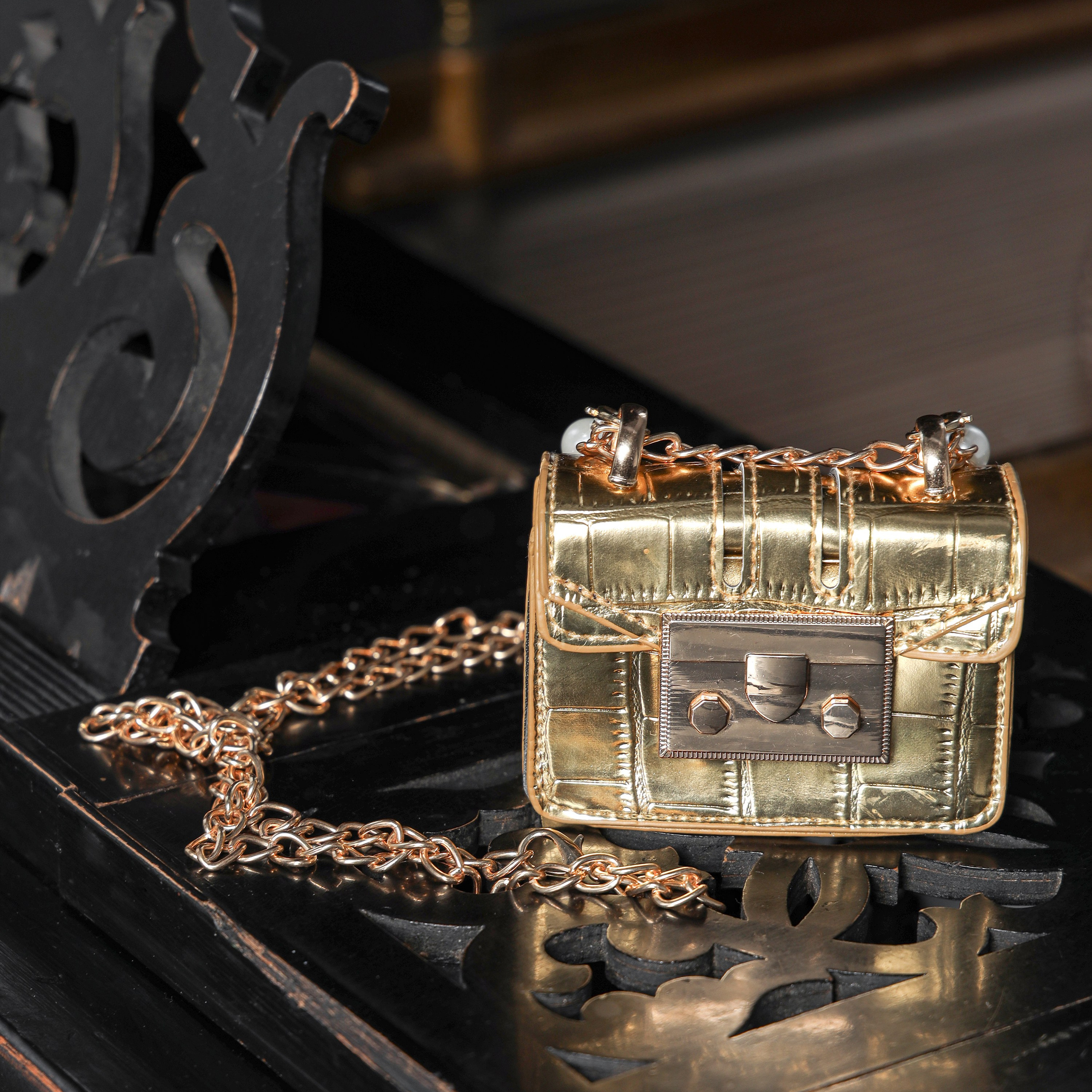 Профессиональная съемка для демонстрации различных ракурсов и форматов сумок.