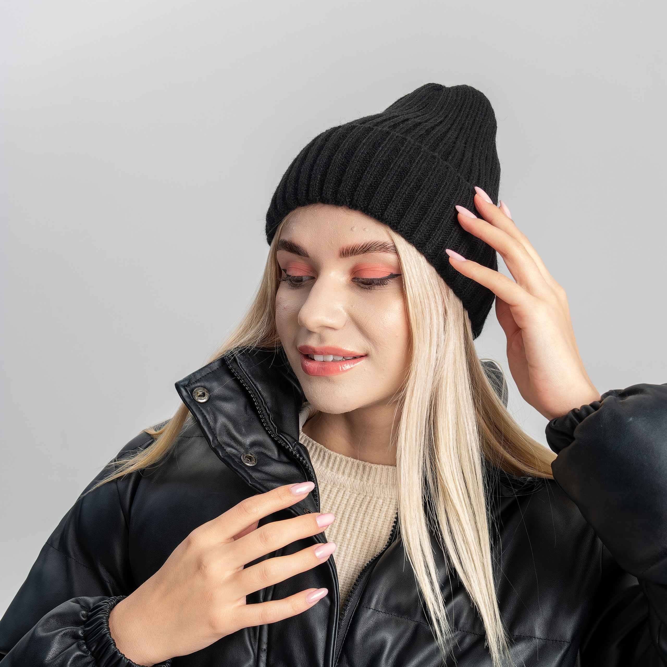 Предметное фото головных уборов - шляпы и кепки для вашего образа.