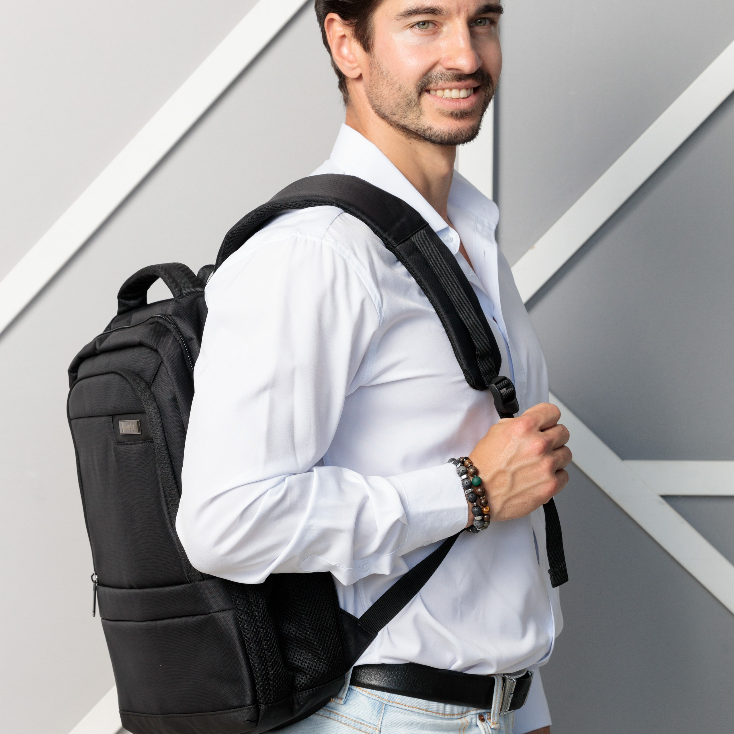 Съемка сумок на фоне модных деталей интерьера для создания интересных композиций.