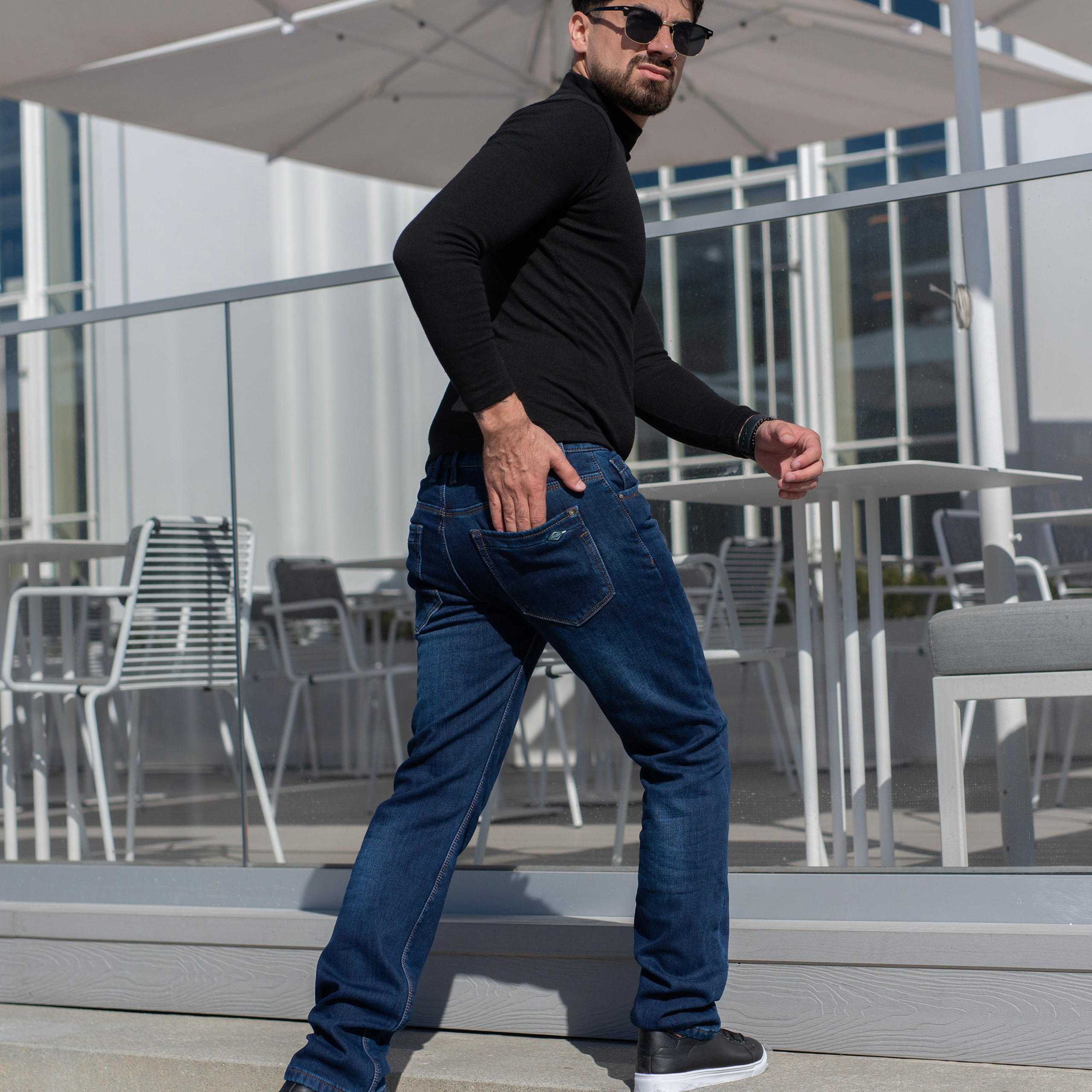 Креативная съемка для демонстрации инновационных решений в мужской моде