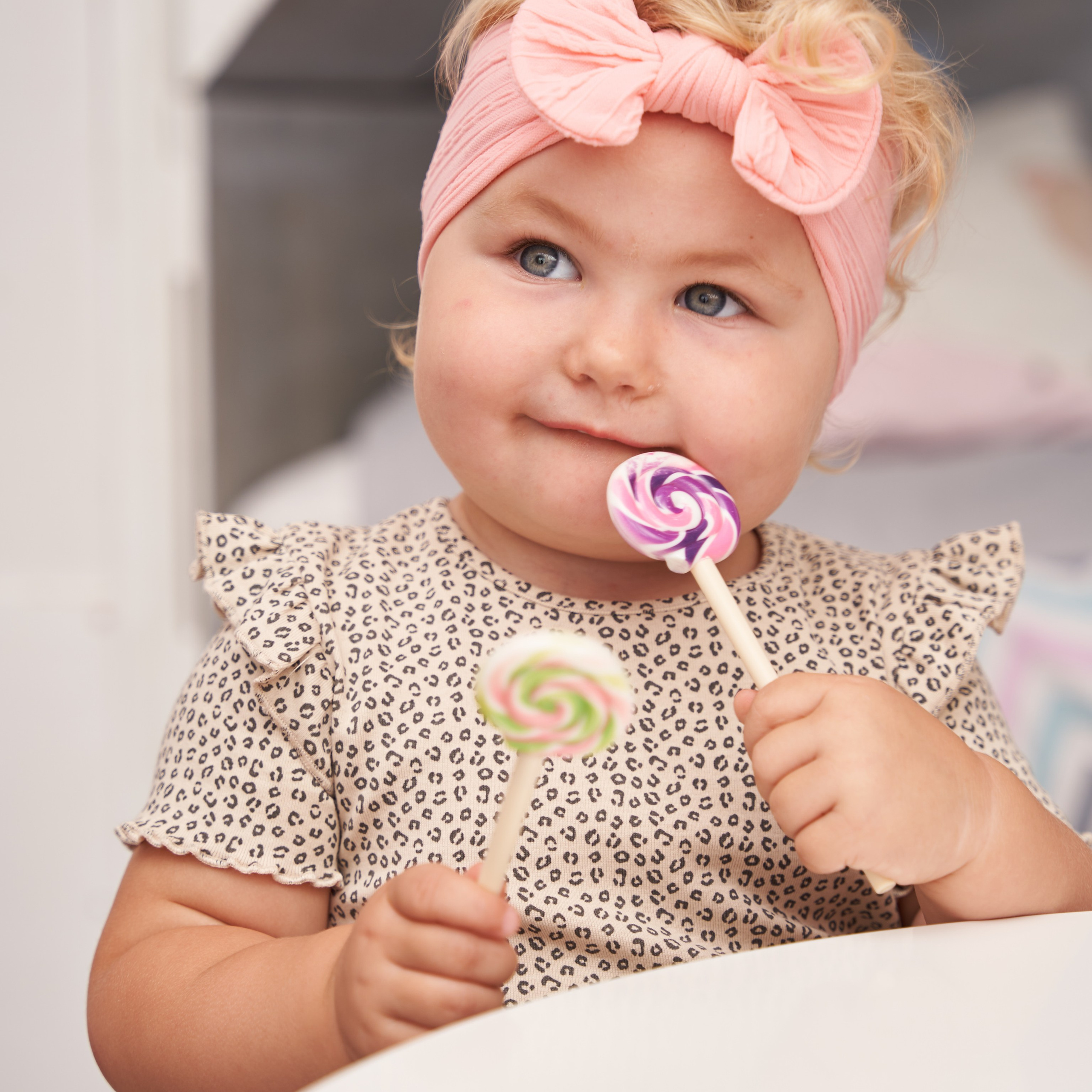 Предметная съемка детских товаров, создающая атмосферу веселья и радости.