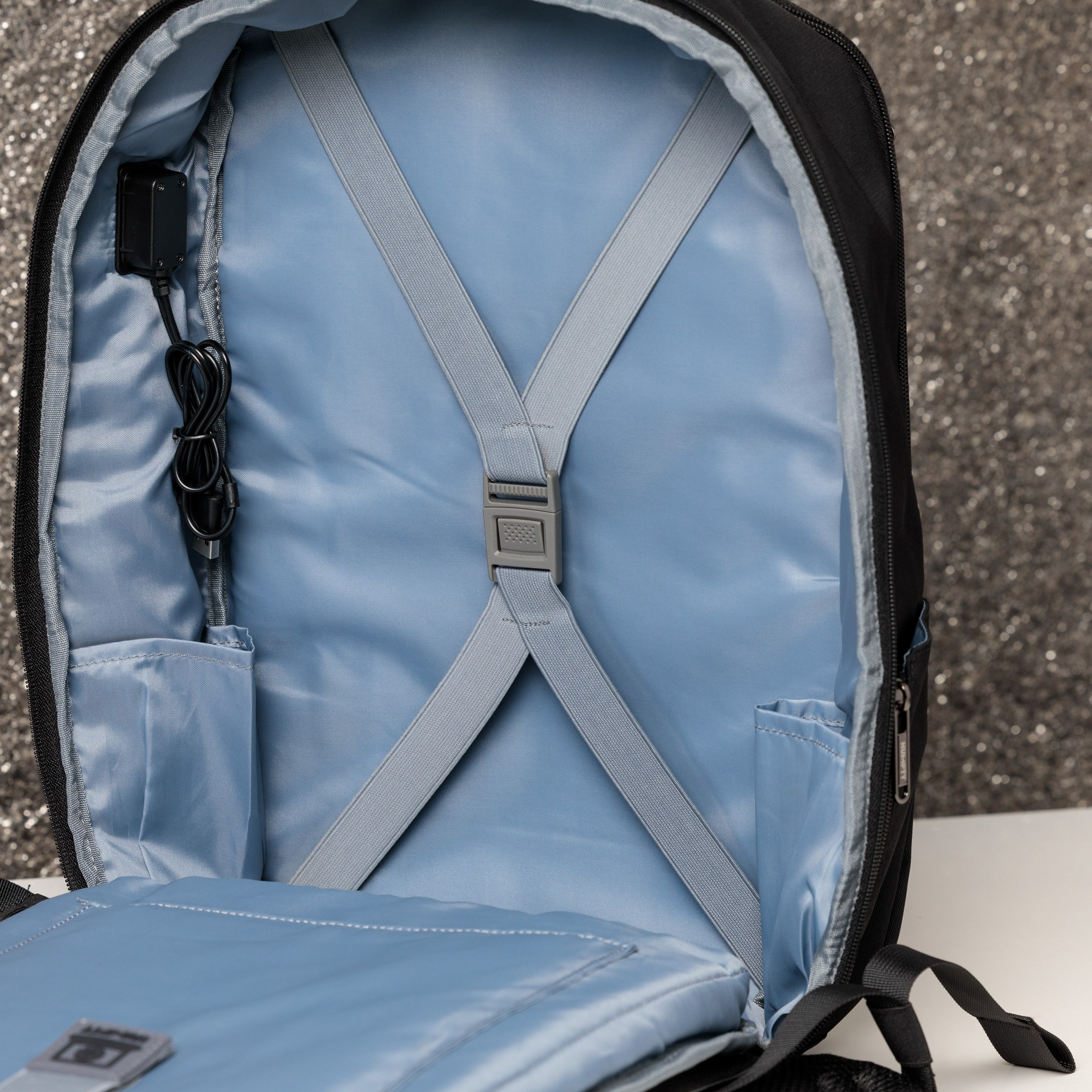 Профессиональная съемка сумок, подчеркивающая их стиль и качество исполнения.