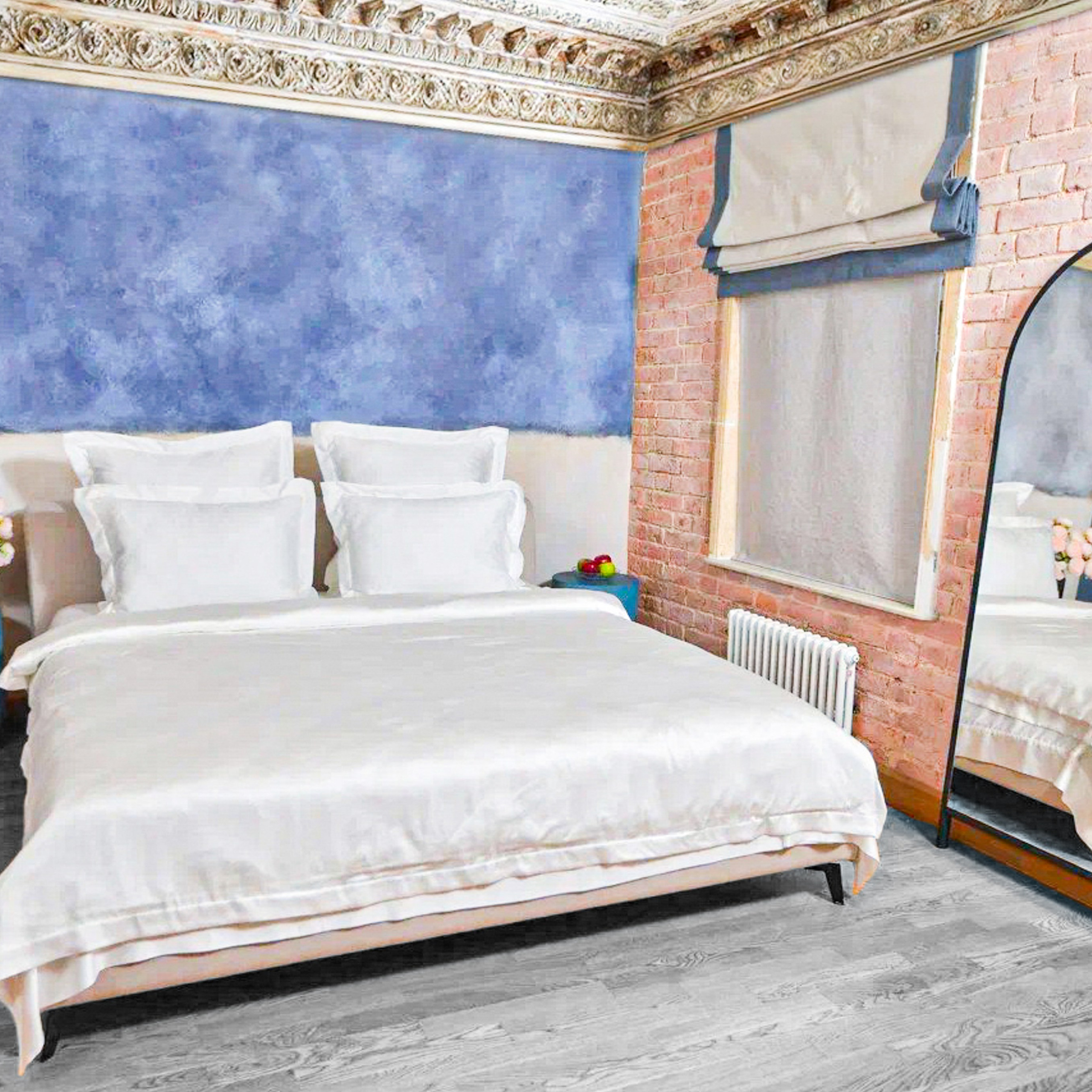 Эстетичная съемка, создающая атмосферу уюта и спокойствия в спальне.