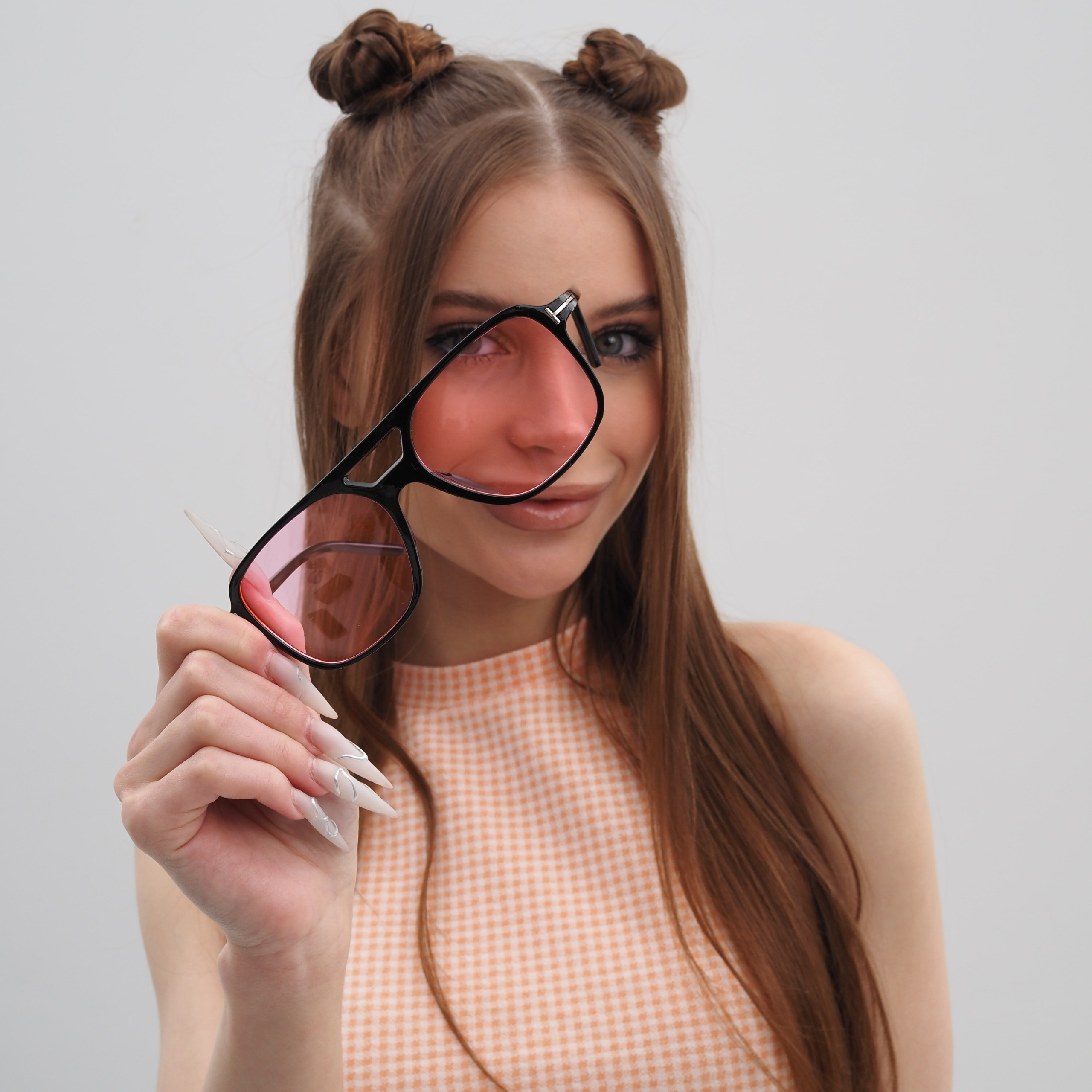 Предметная съемка аксессуаров – помогает создать атмосферу элегантности и утонченности.