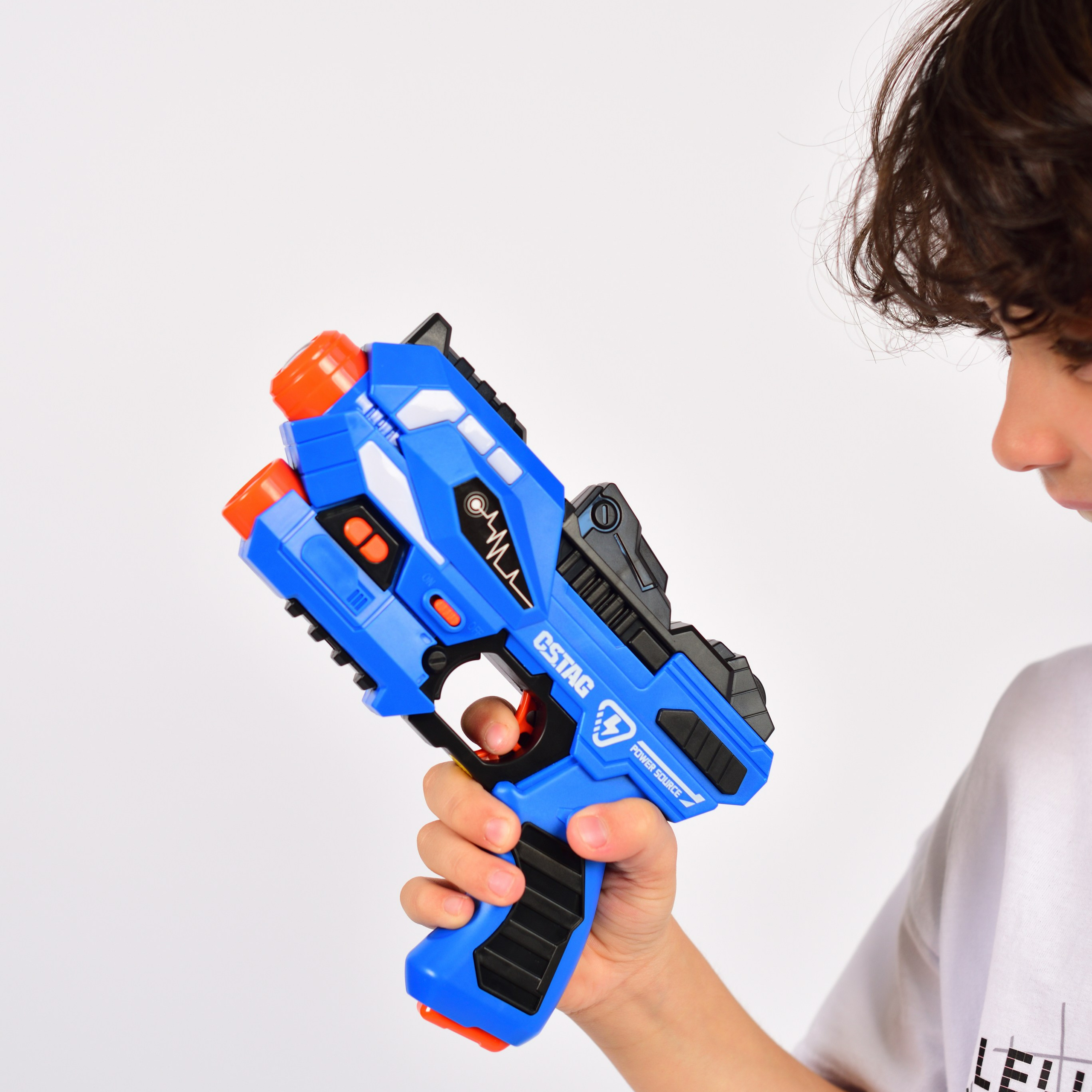 Предметная съемка детских товаров, акцентирующая на их многофункциональности и удобстве.