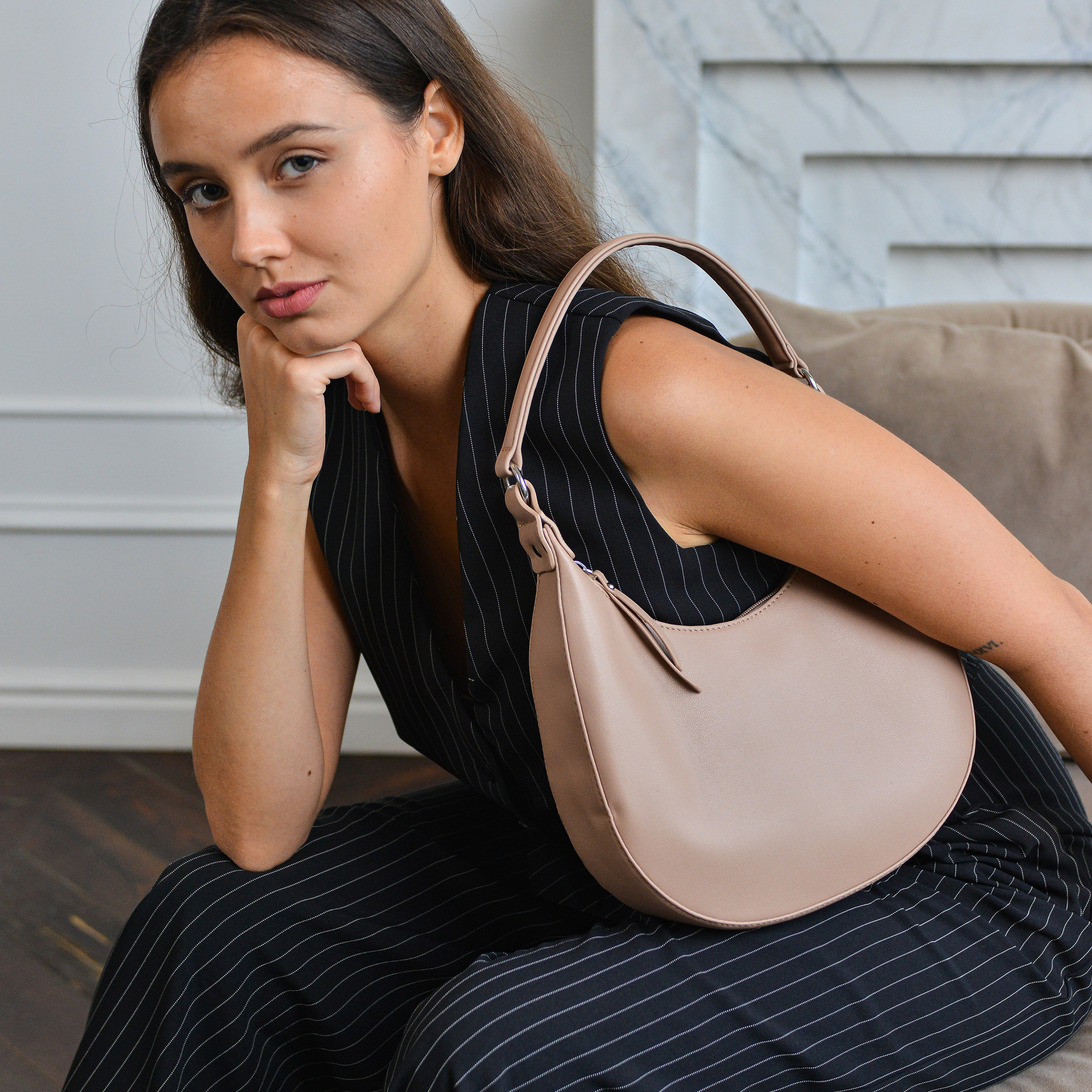 Предметное фото сумок - элегантные и изысканные дизайны, подчеркивающие вашу утонченность.