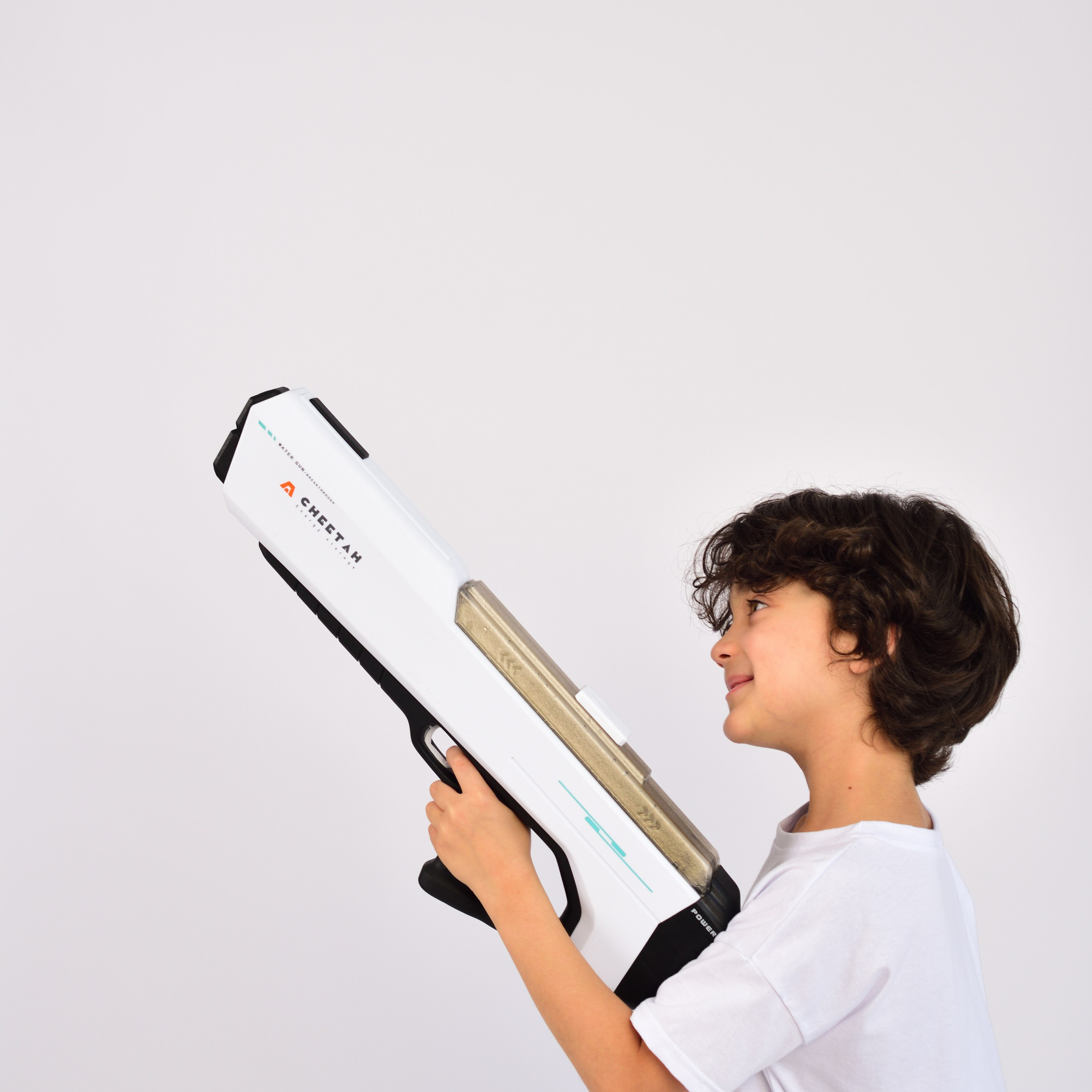 Предметная съемка детских товаров, подчеркивающая важность игры в развитии ребенка.