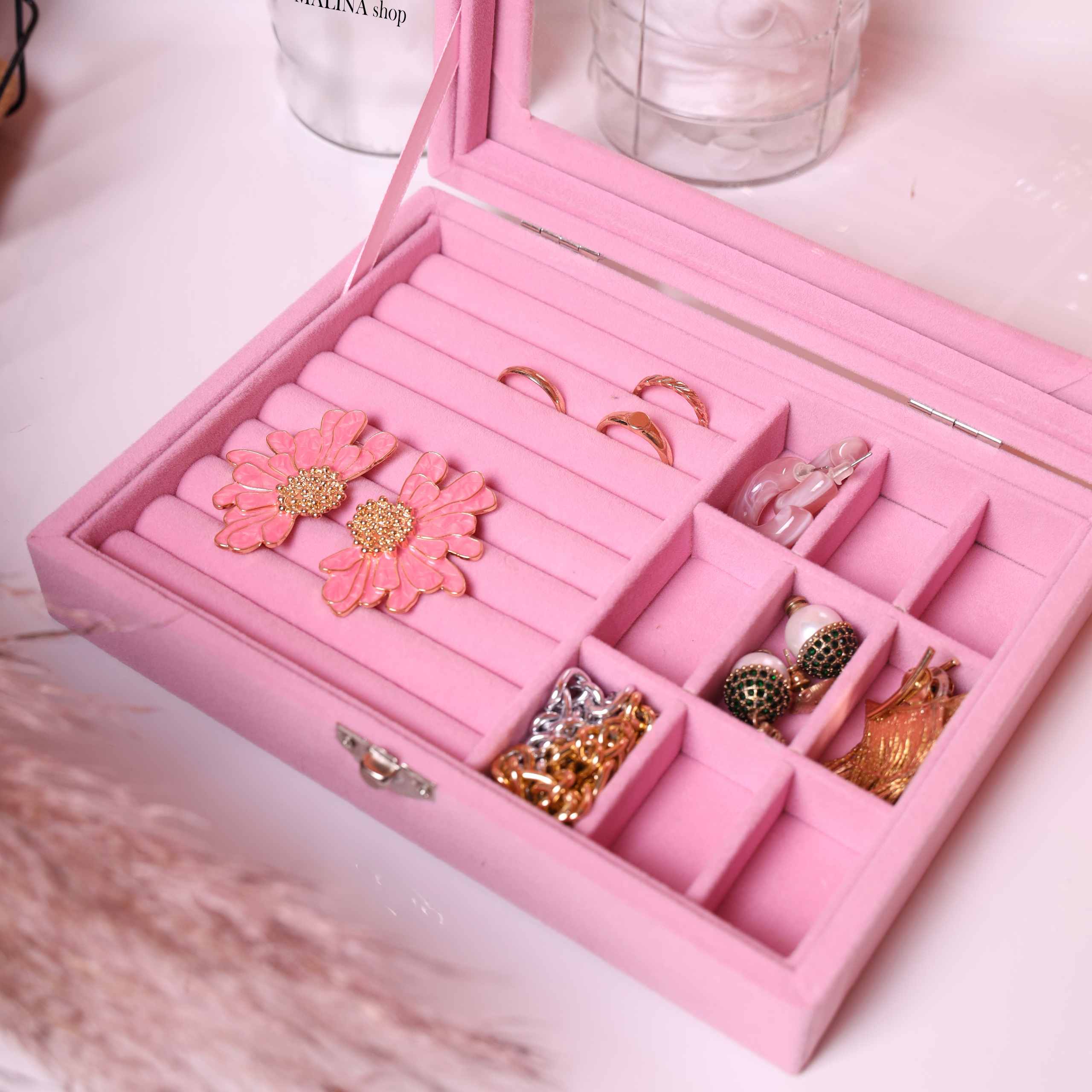 Предметное фото аксессуаров - уникальные аксессуары для вашего индивидуального образа.