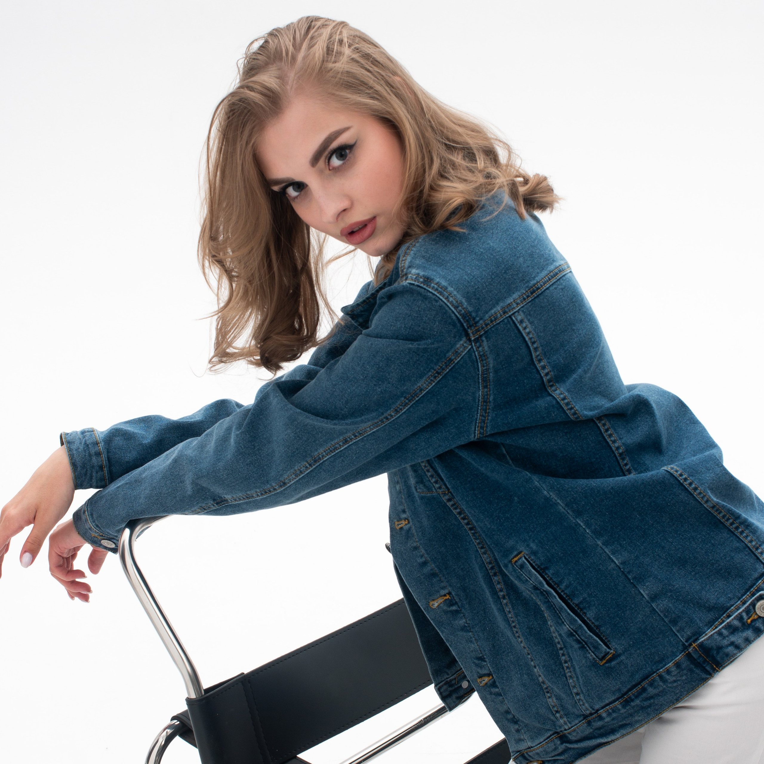 Креативная съемка для отображения динамики и движения в одежде