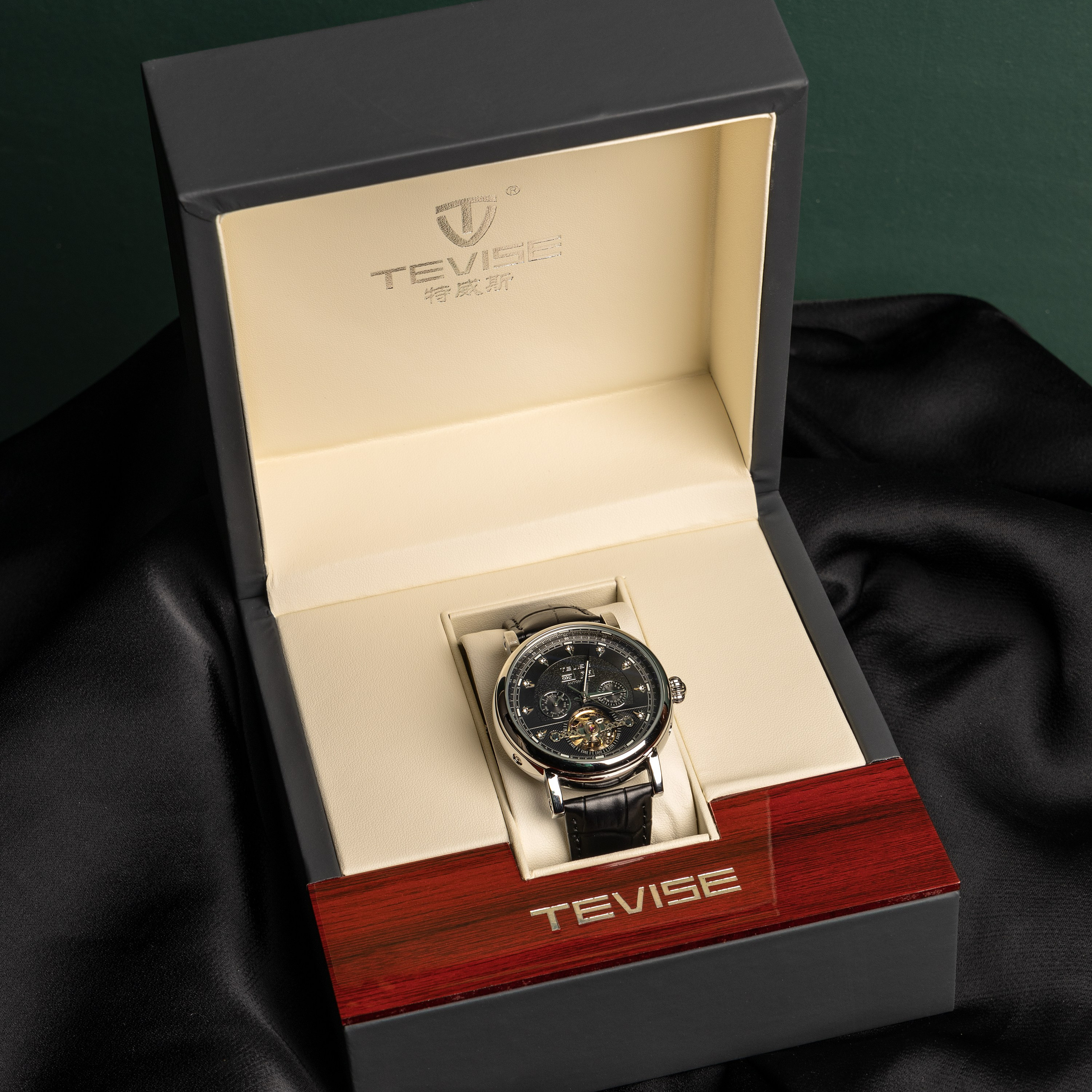 Предметная съемка часов – визуализирует часы в контексте повседневного использования.