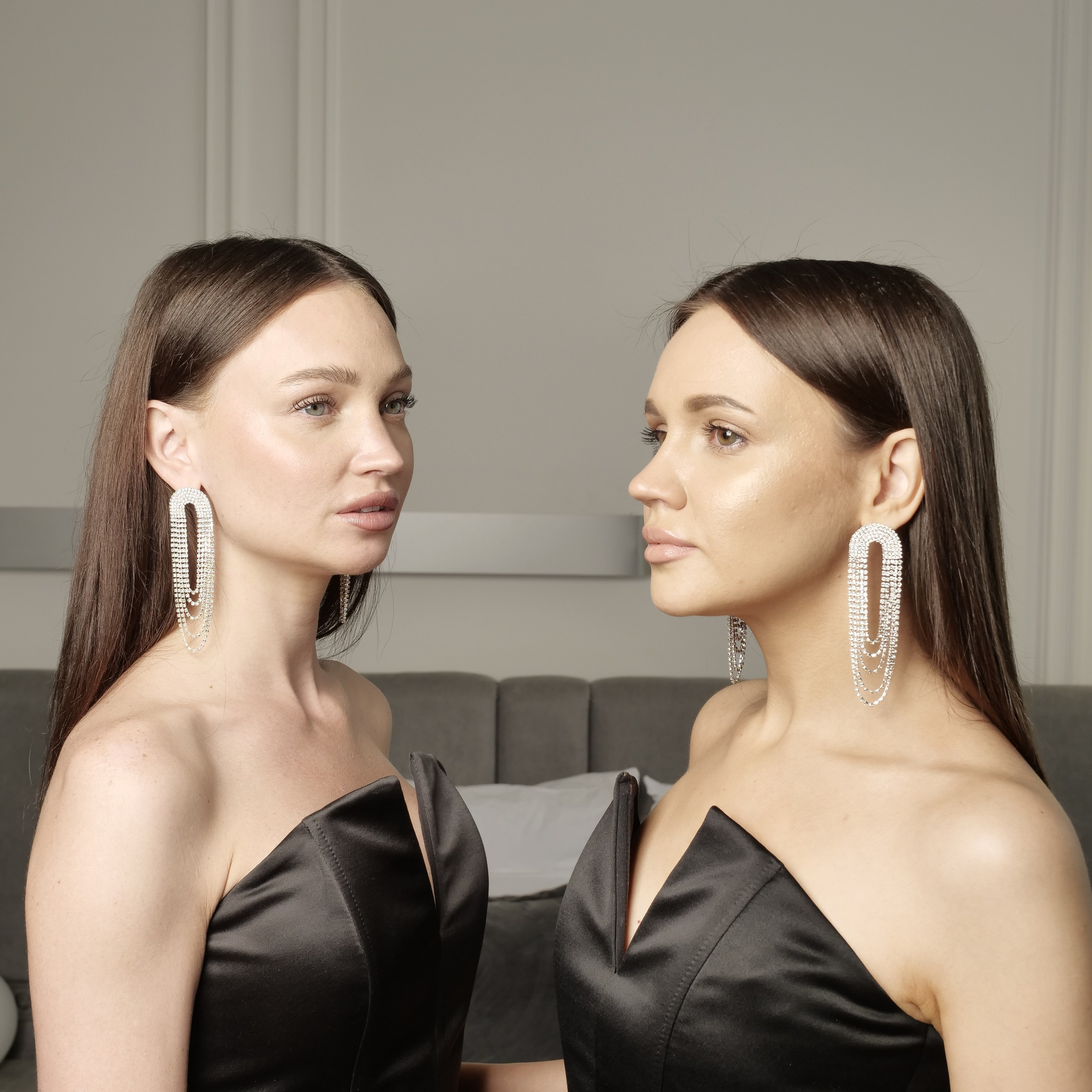 Предметная съемка бижутерии, подчеркивающая уникальный стиль и элегантность.