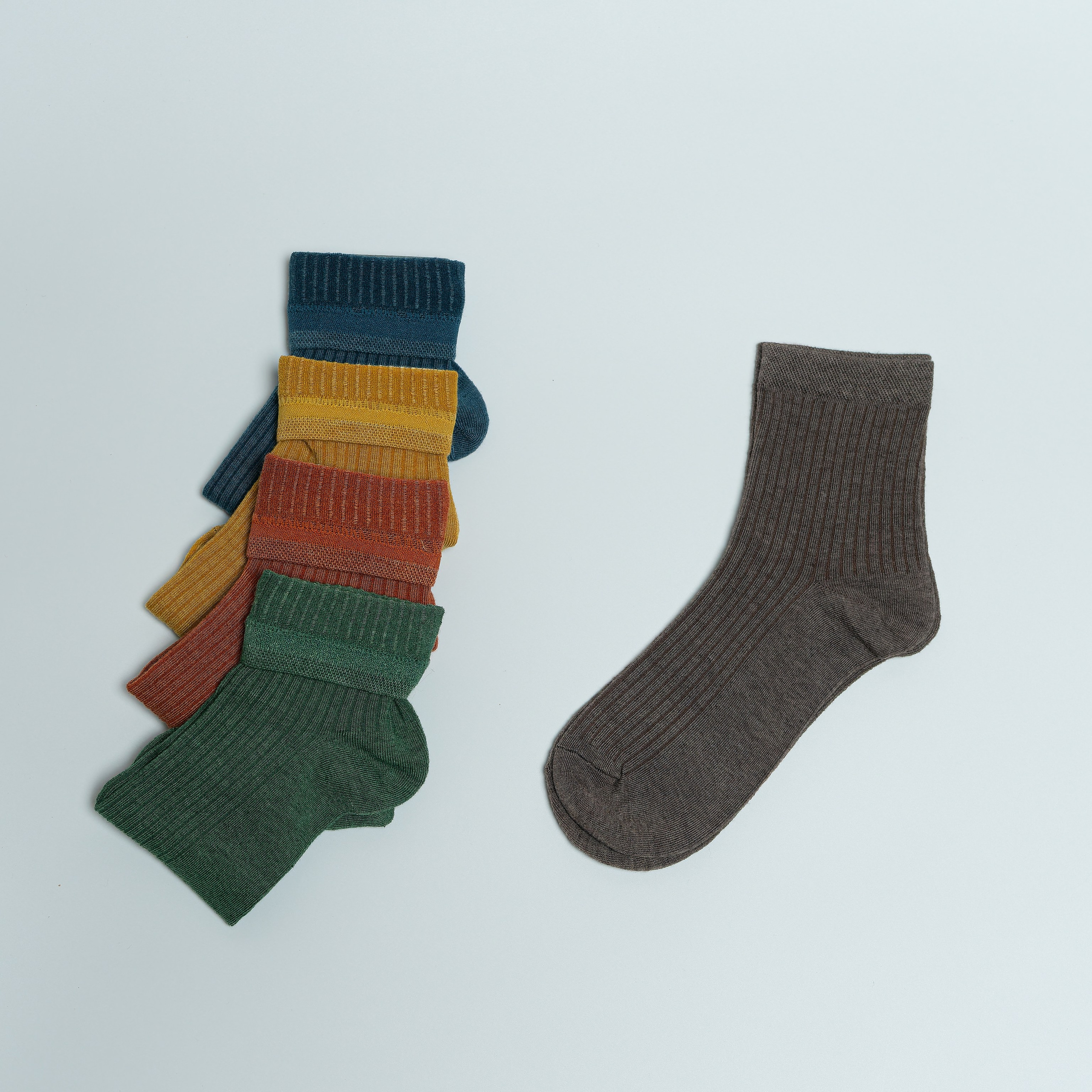 Предметная съемка носков, создающая уютные образы для повседневной жизни.