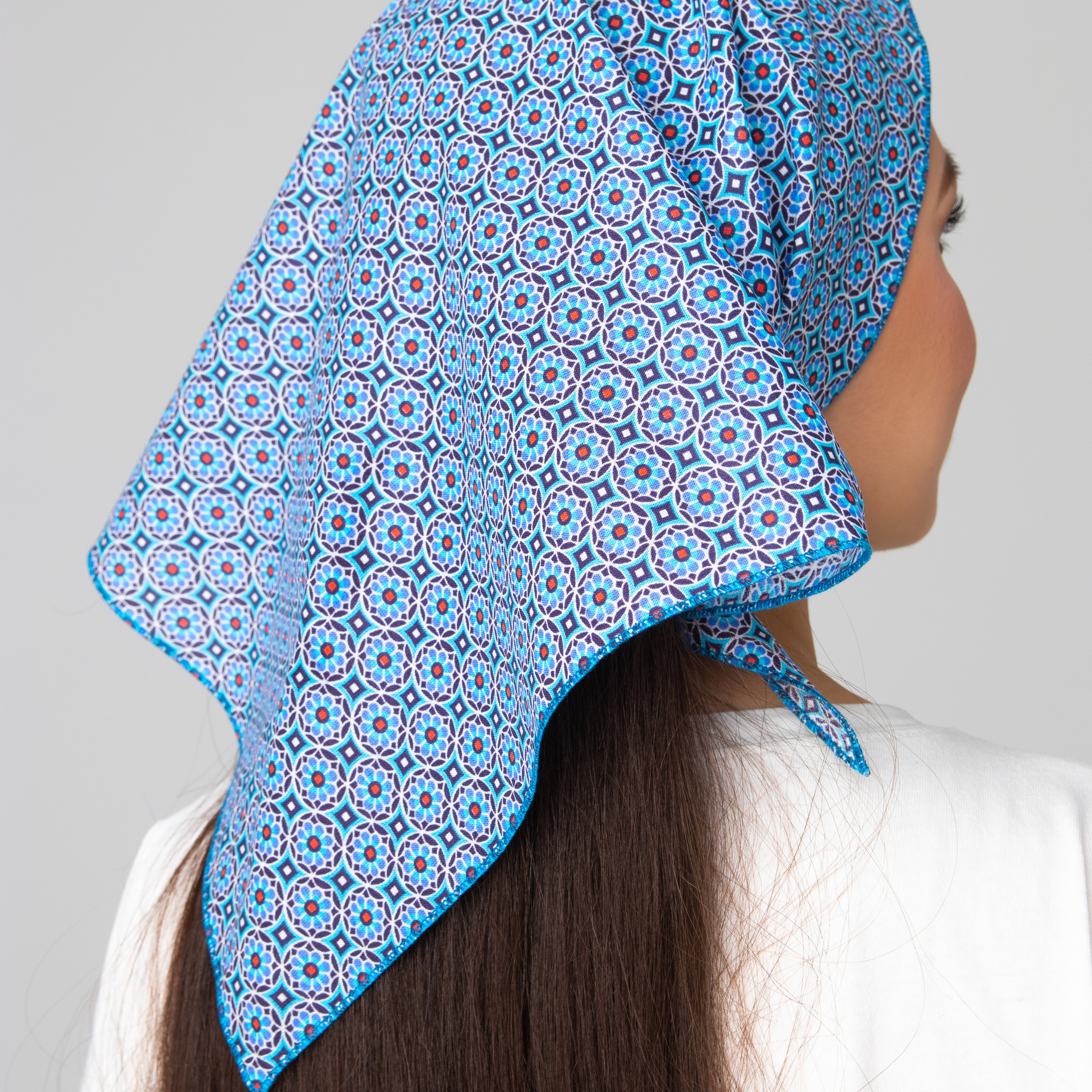 Предметное фото головных уборов - широкий выбор цветов и фасонов для любого вкуса.