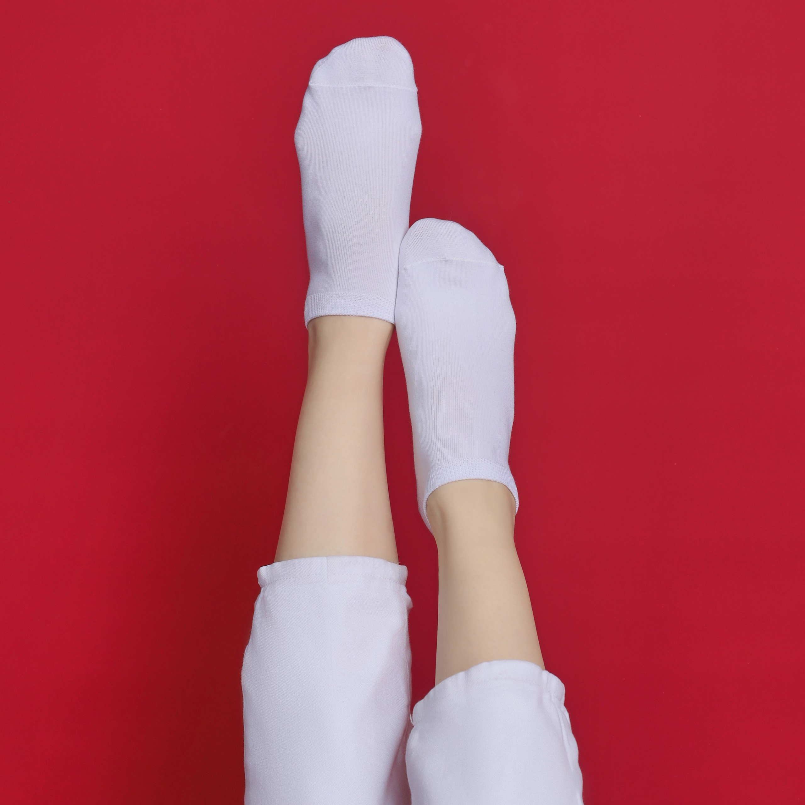 Предметная съемка носков, создающая яркие визуальные акценты для модных образов.