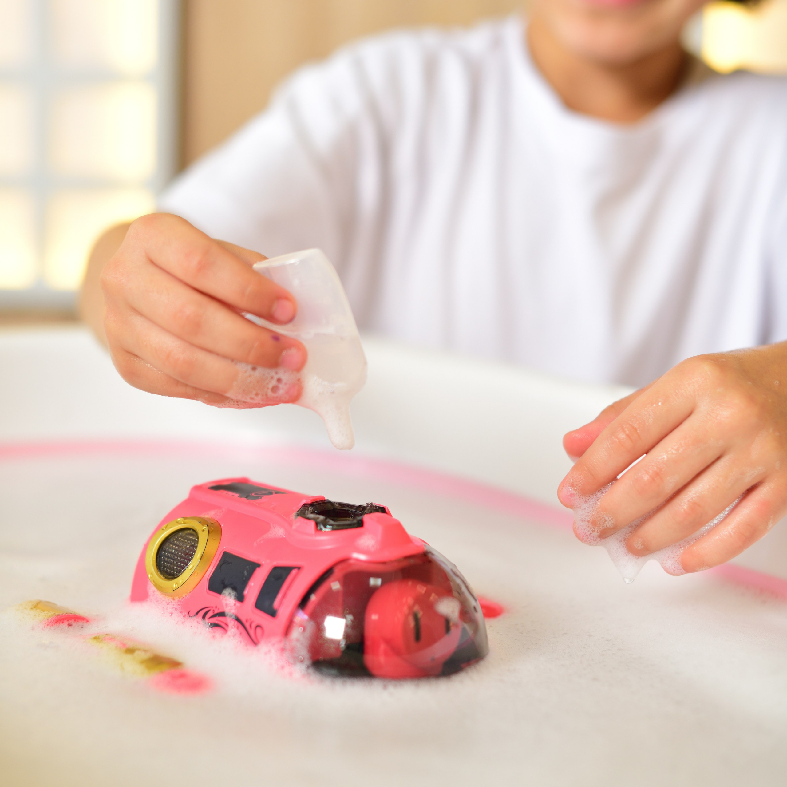 Предметная съемка детских товаров, подчеркивающая современные тенденции в дизайне и функциональности.