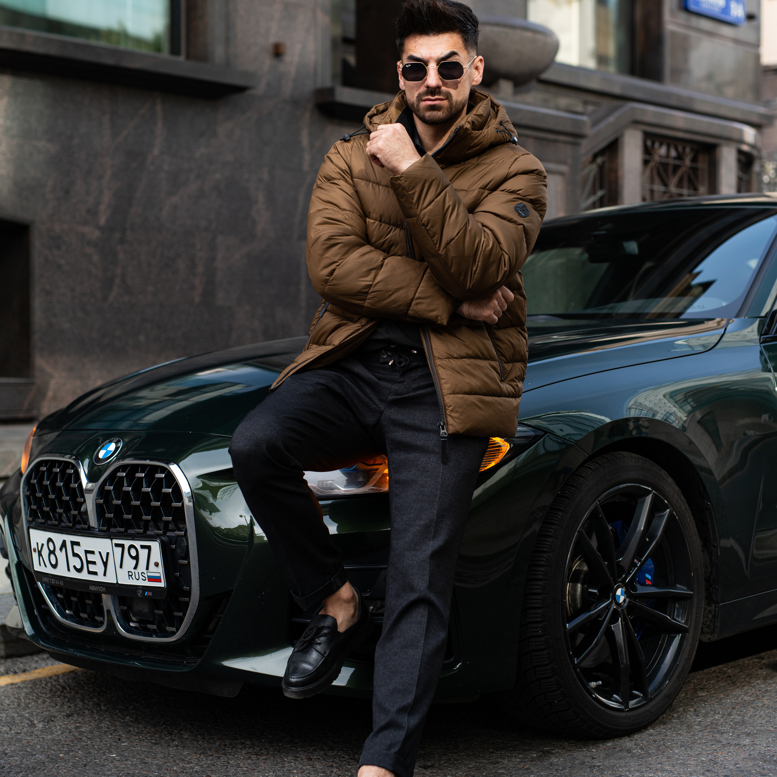 Предметное фото - утонченные мужские наряды.