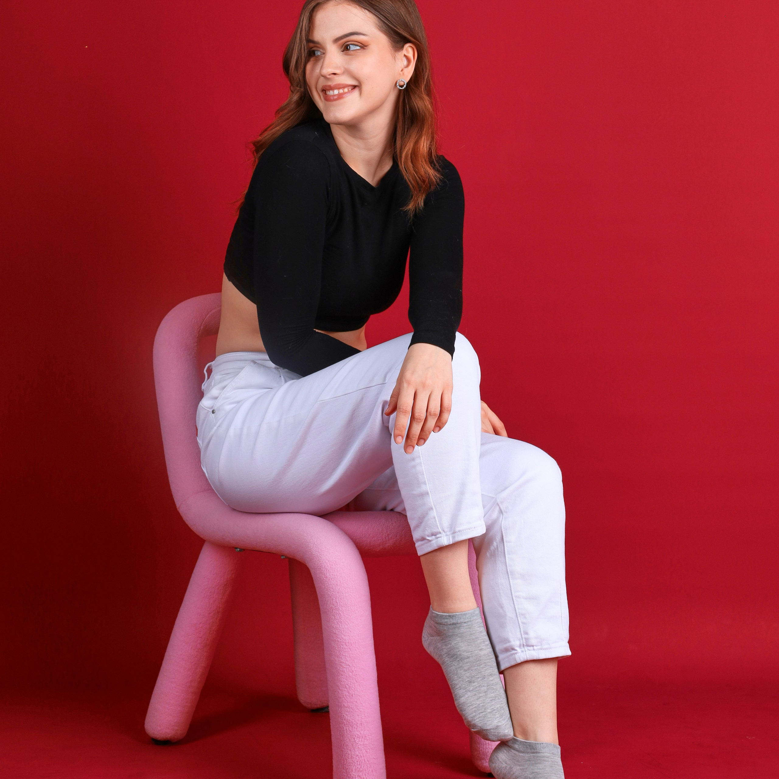 Предметная съемка носков, подчеркивающая индивидуальность и самовыражение через аксессуары.