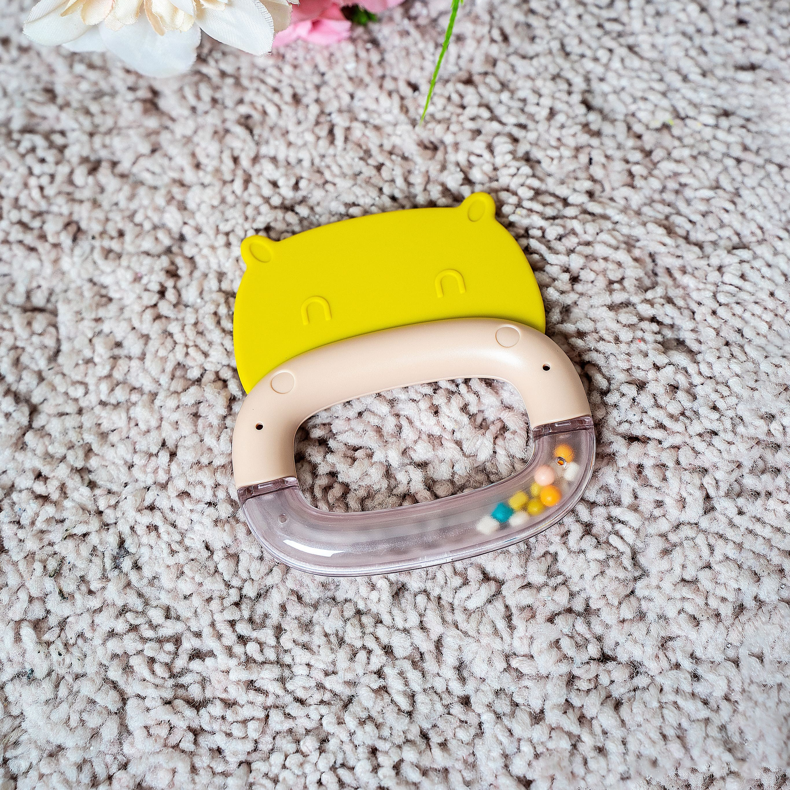 Предметная съемка детских товаров, подчеркивающая их яркие цвета и формы.