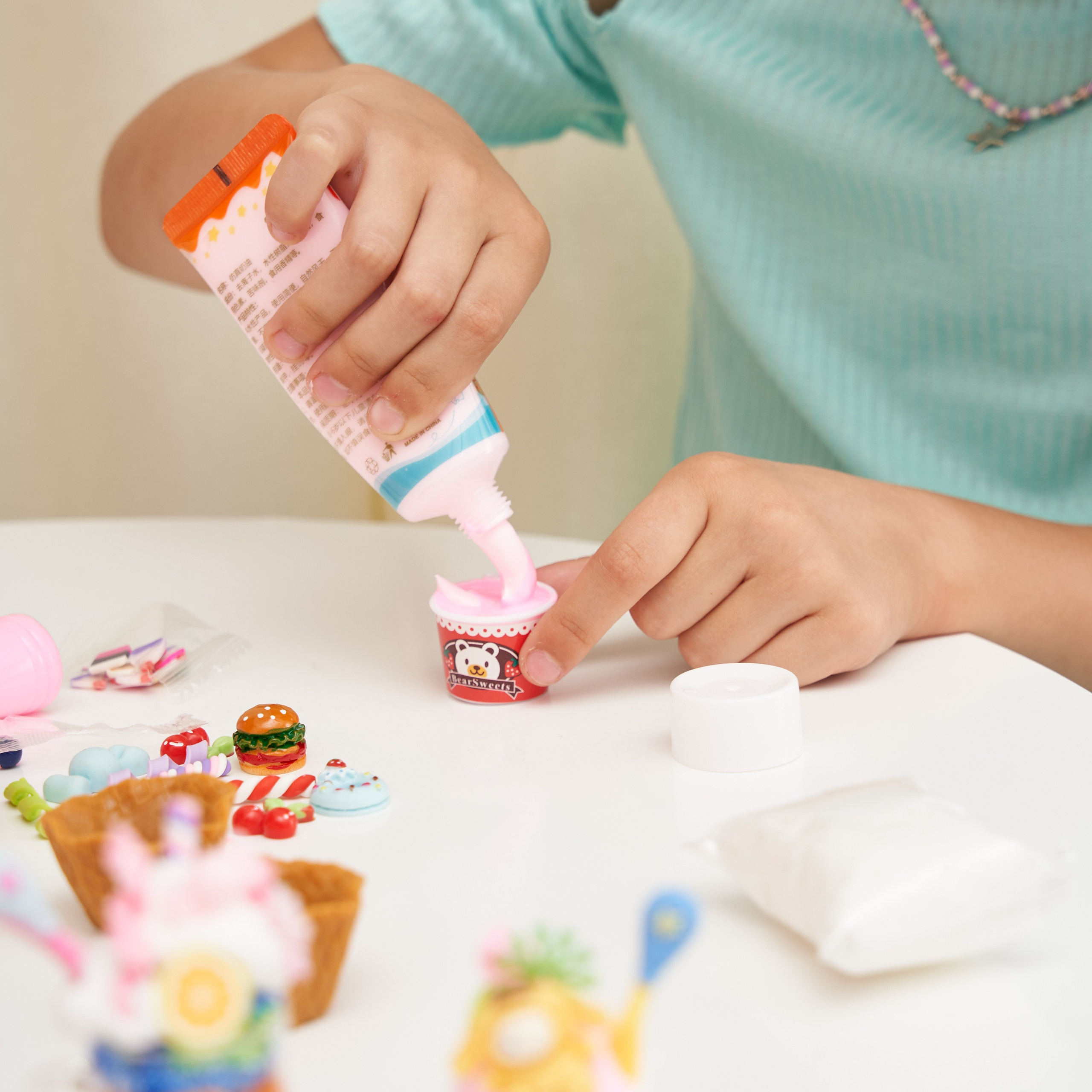 Предметная съемка детских товаров, создающая образы счастья и улыбок.