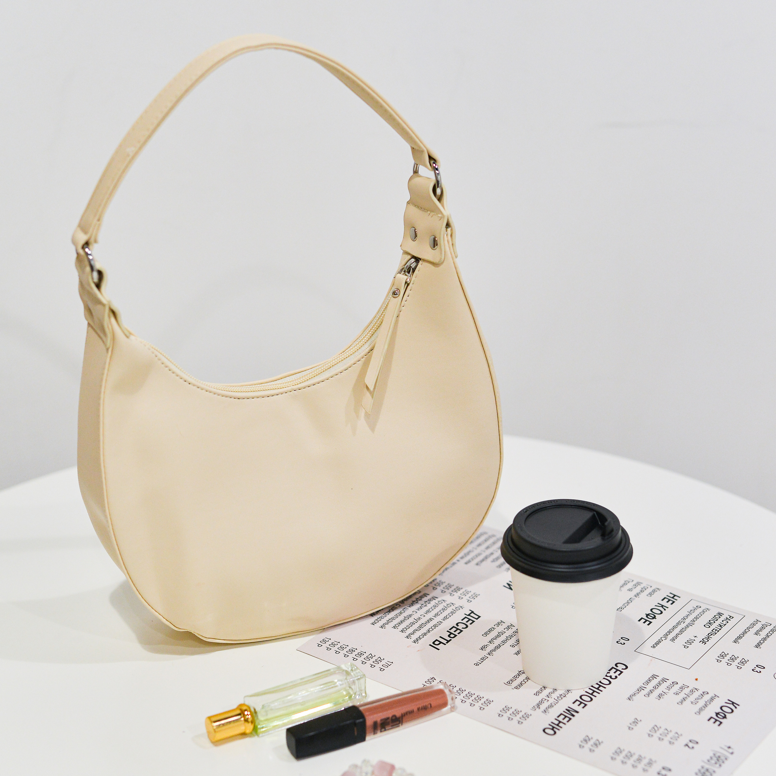 Предметное фото сумок - стильные и практичные аксессуары для вашего повседневного образа.