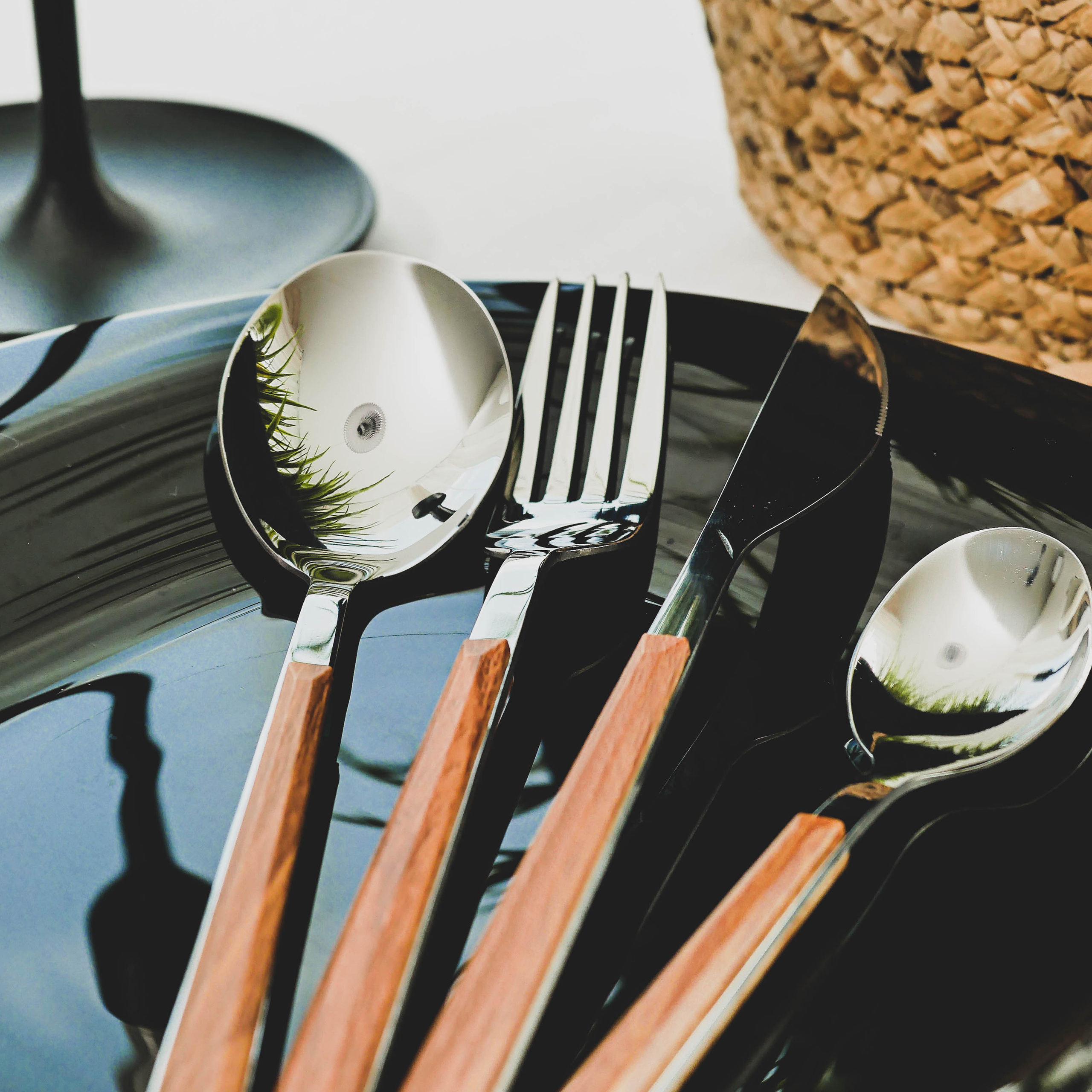 Предметное фото - современные решения для уютного и функционального стола.