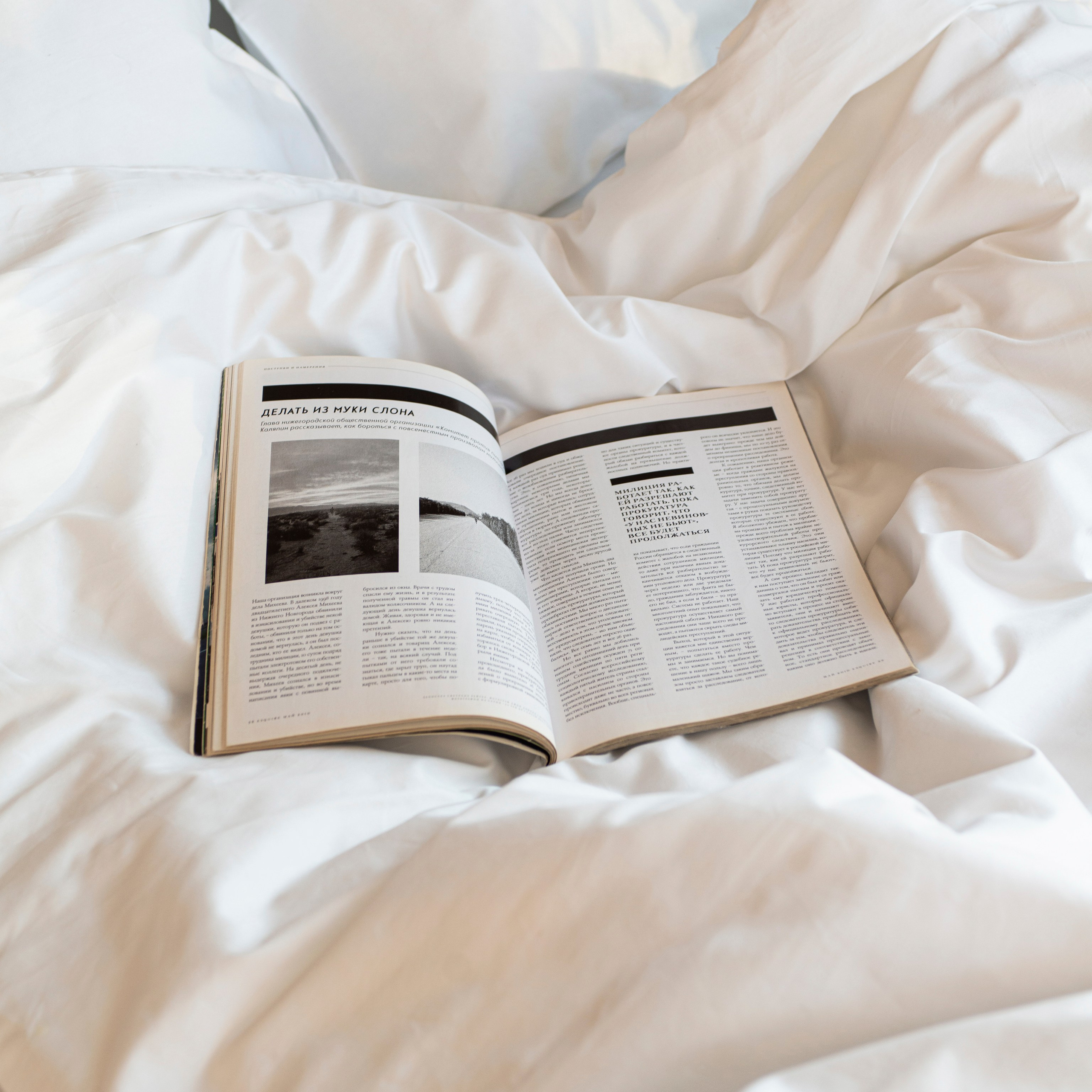 Эстетичная съемка для визуализации гармонии цвета и текстуры в постельных комплектах.