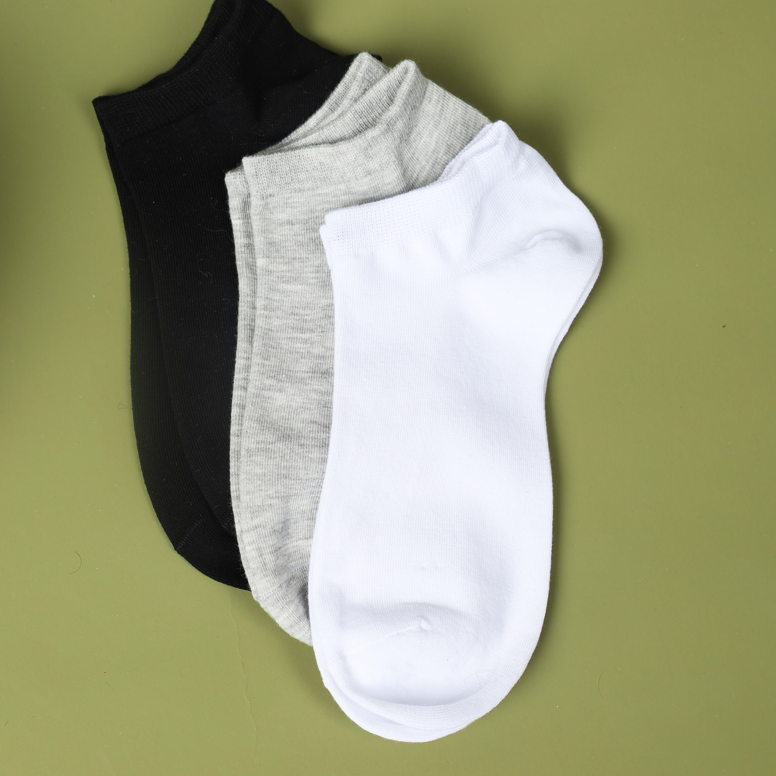 Предметная съемка носков, акцентирующая на идеальном сочетании с обувью.