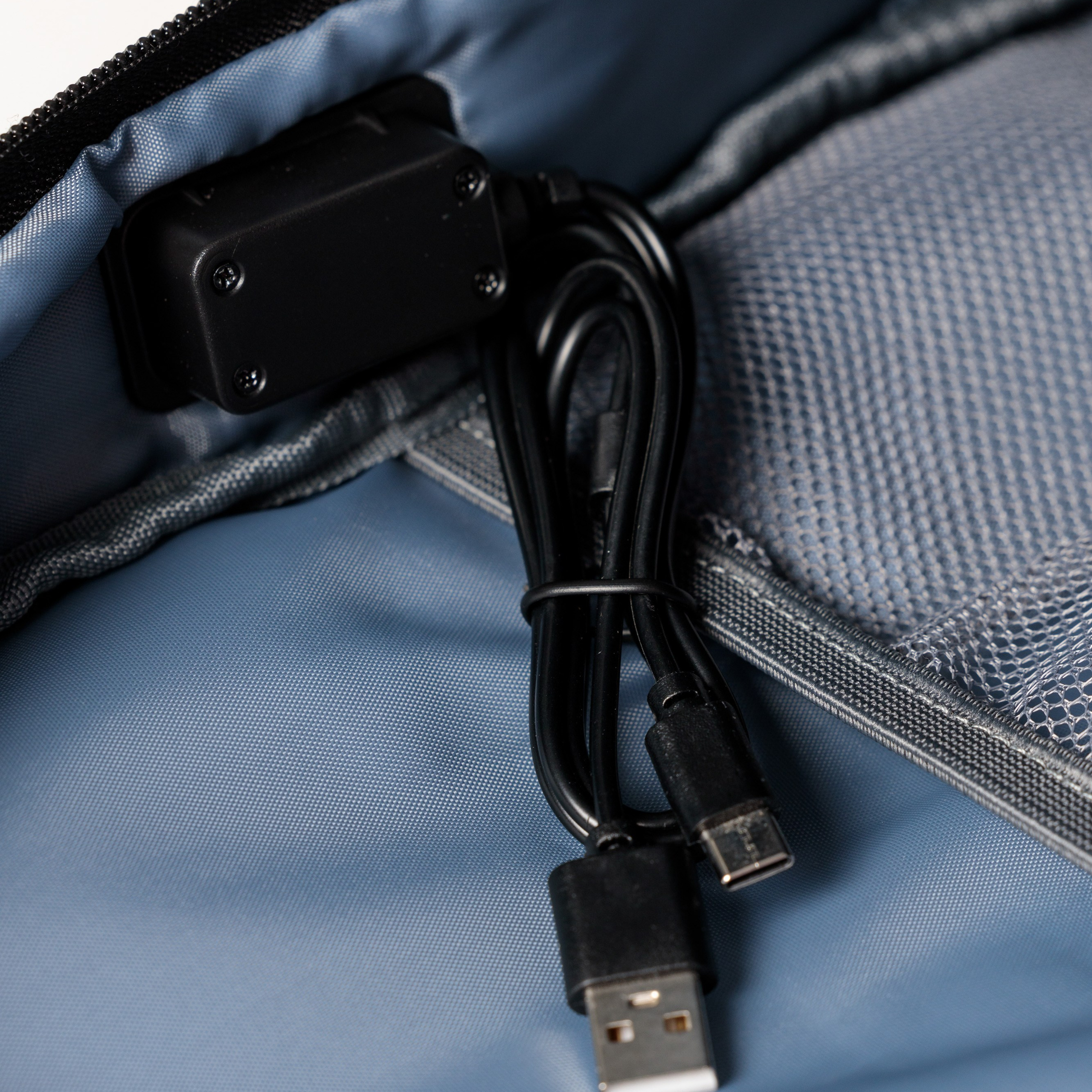 Профессиональная съемка сумок с акцентом на разнообразие текстур и отделки.