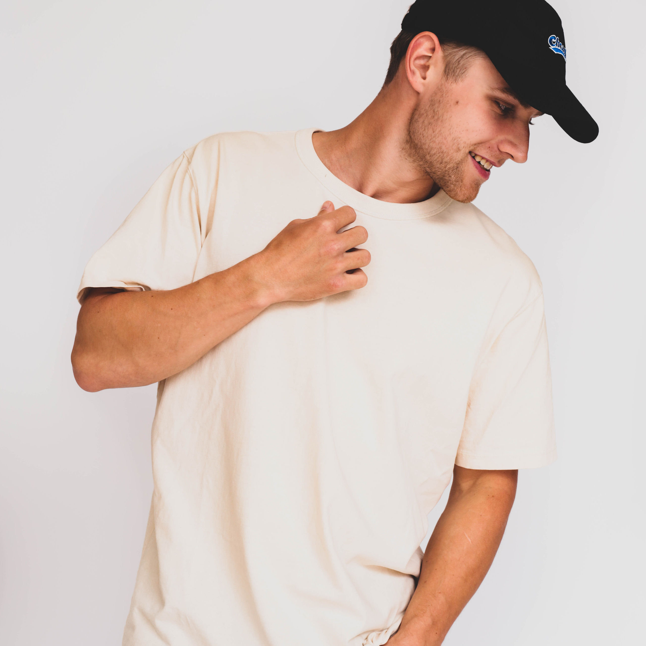 Предметное фото головных уборов - комфорт и стиль в каждой шапке и шляпе.