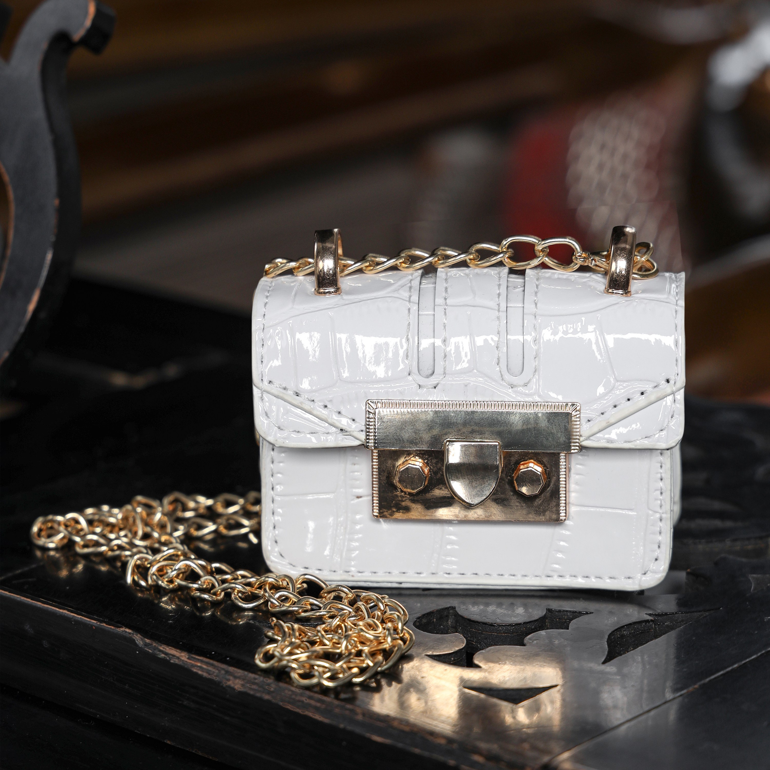 Съемка сумок в контексте повседневной жизни для передачи их практичности.