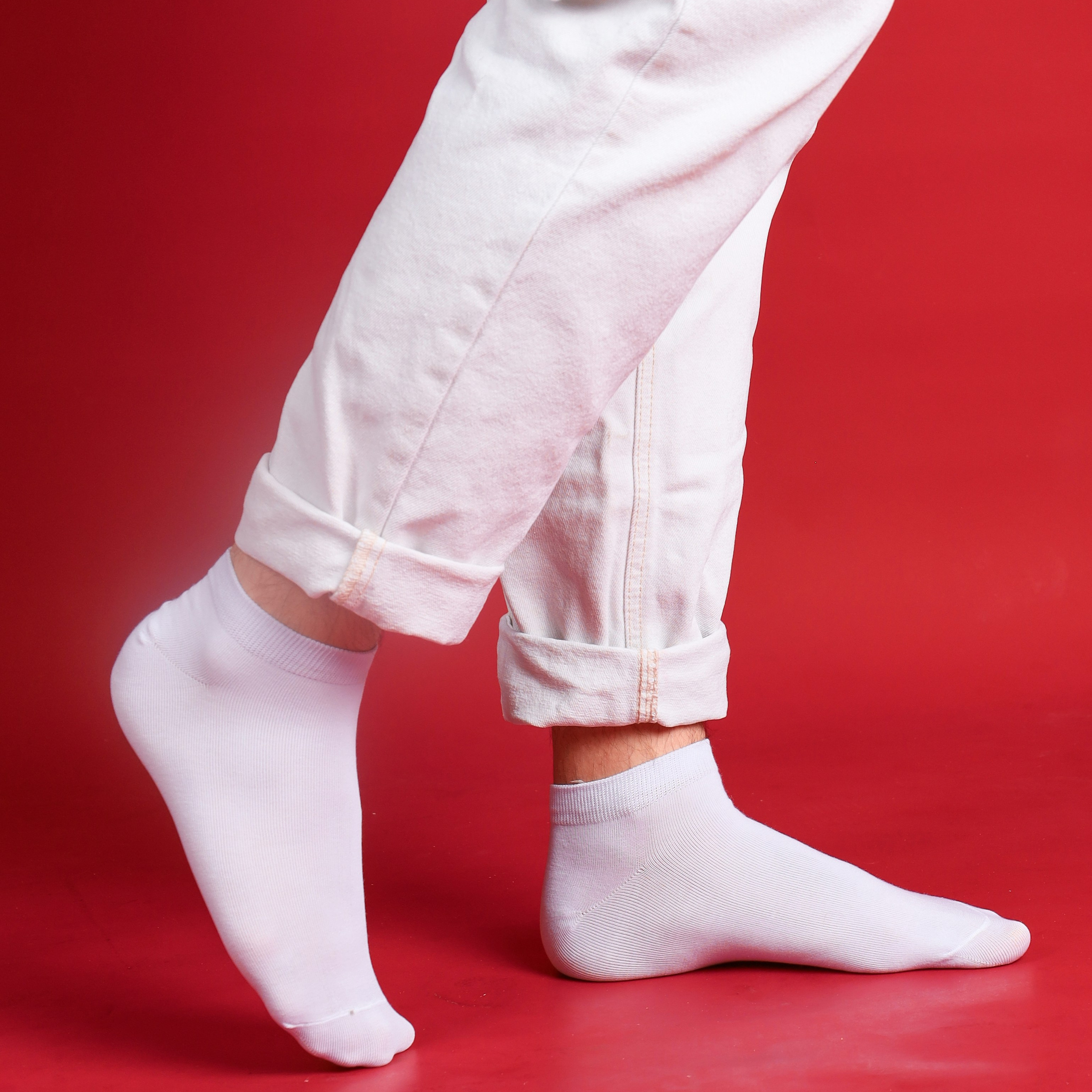 Предметная съемка носков, создающая игривые образы для всех возрастов.