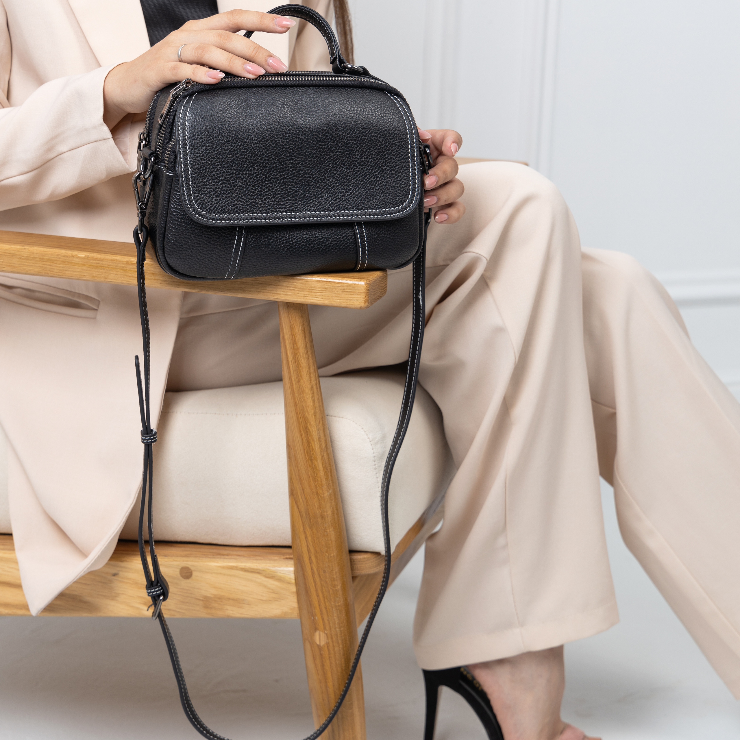 Предметное фото сумок - элегантные и универсальные модели для вашей повседневной носки.