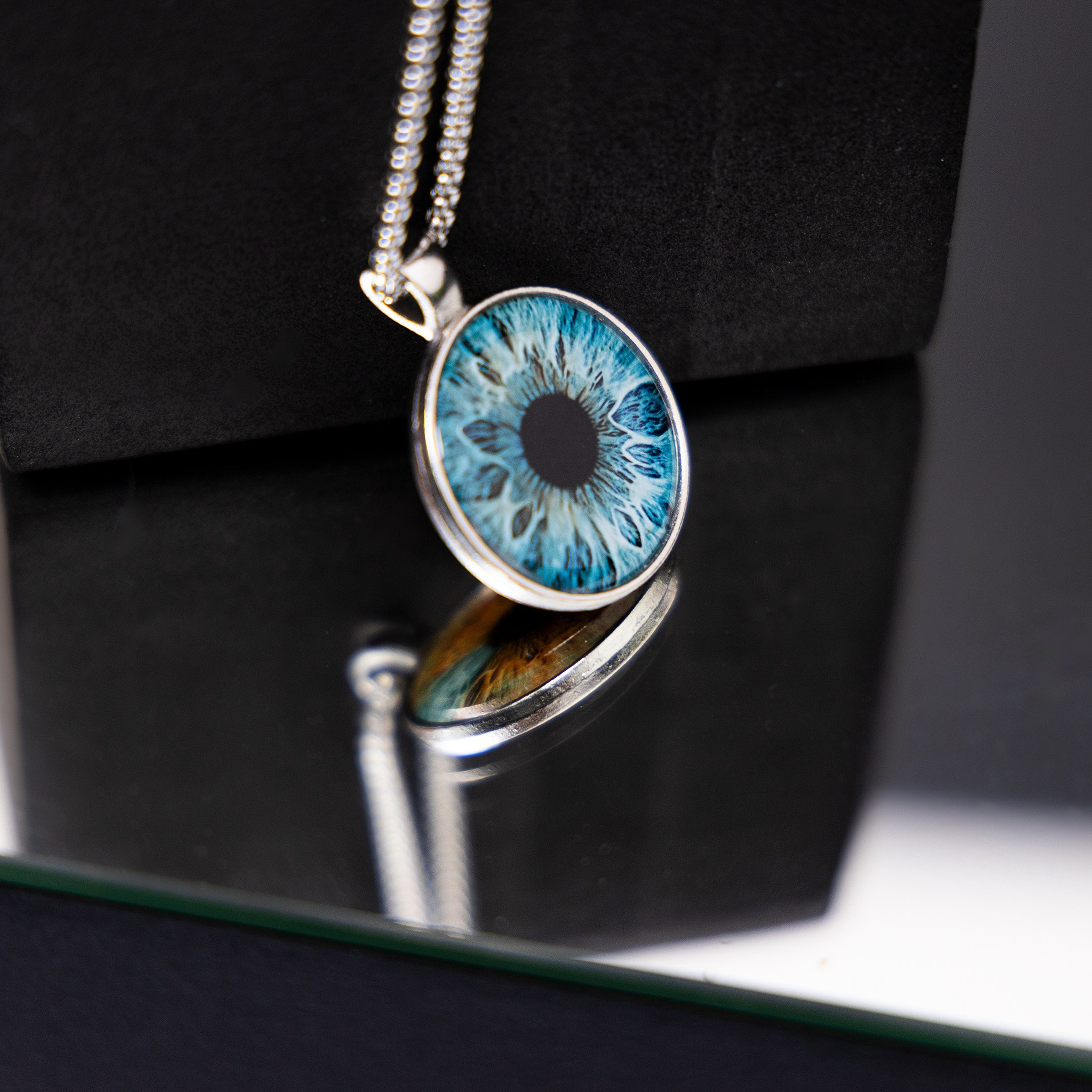 Предметная съемка бижутерии, подчеркивающая ее роль в завершении образа.