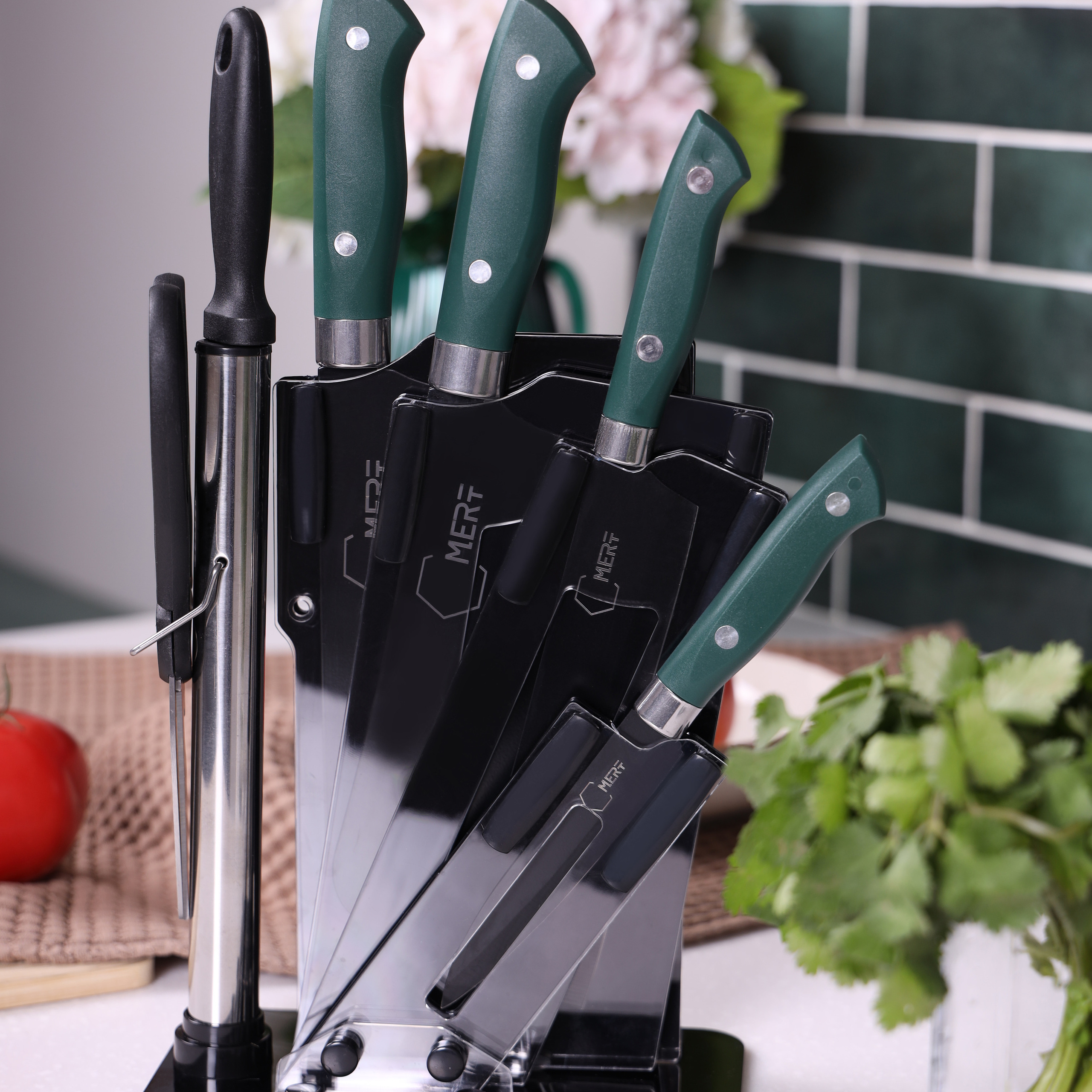 Предметное фото - функциональная и эстетичная посуда для повседневного использования.