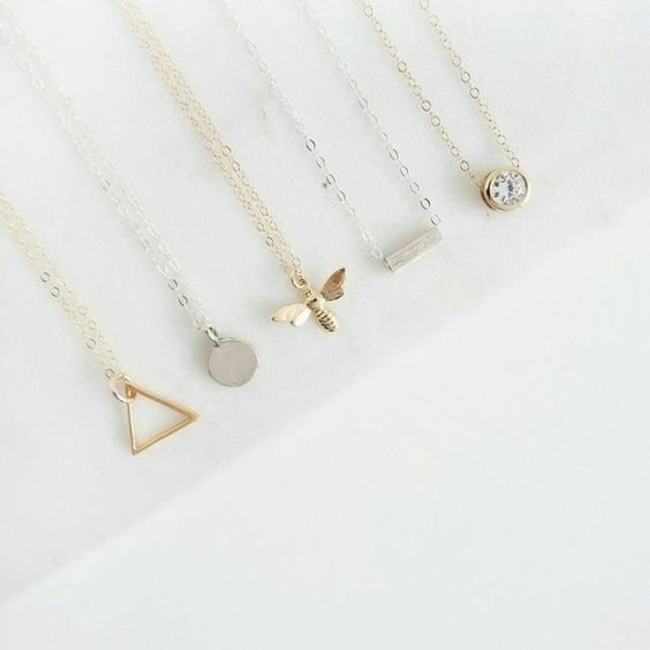 Предметная съемка бижутерии на нейтральной поверхности, подчеркивая форму и стиль