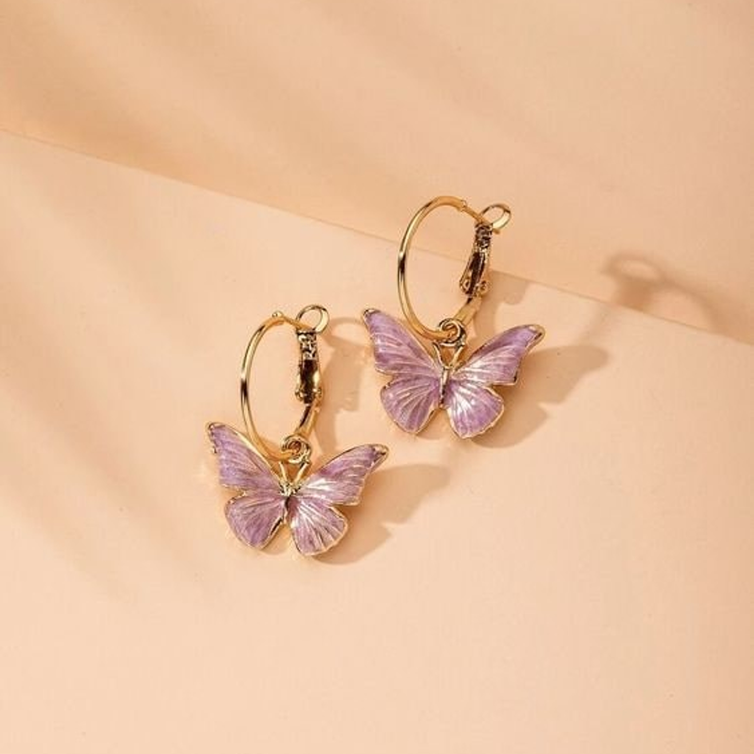 Предметная съемка бижутерии на бархатной поверхности, акцент на глубине и фактуре