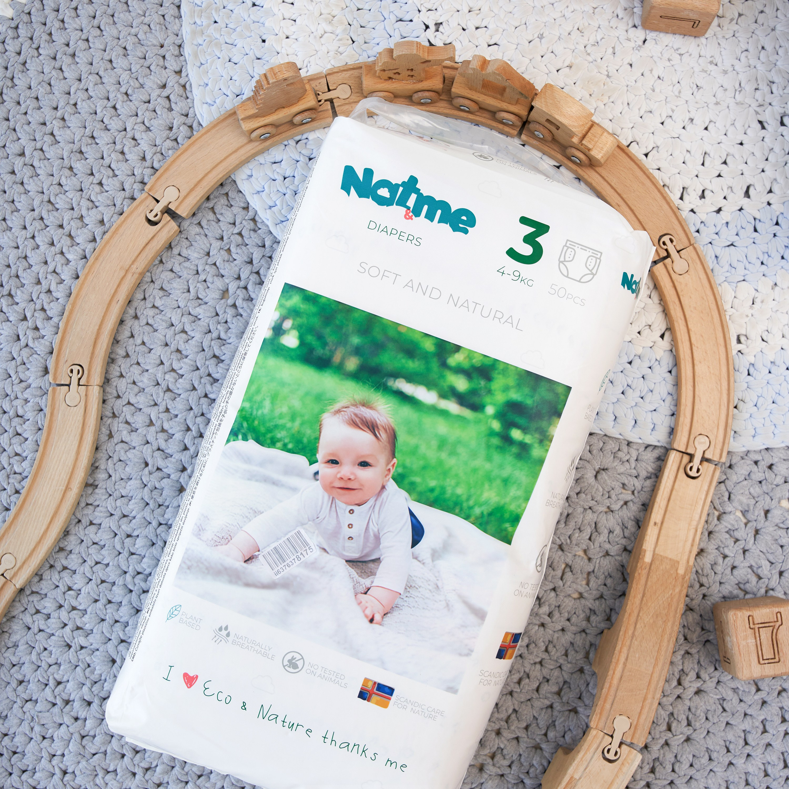 Предметная съемка детских товаров, отражающая современные тренды в дизайне игрушек.